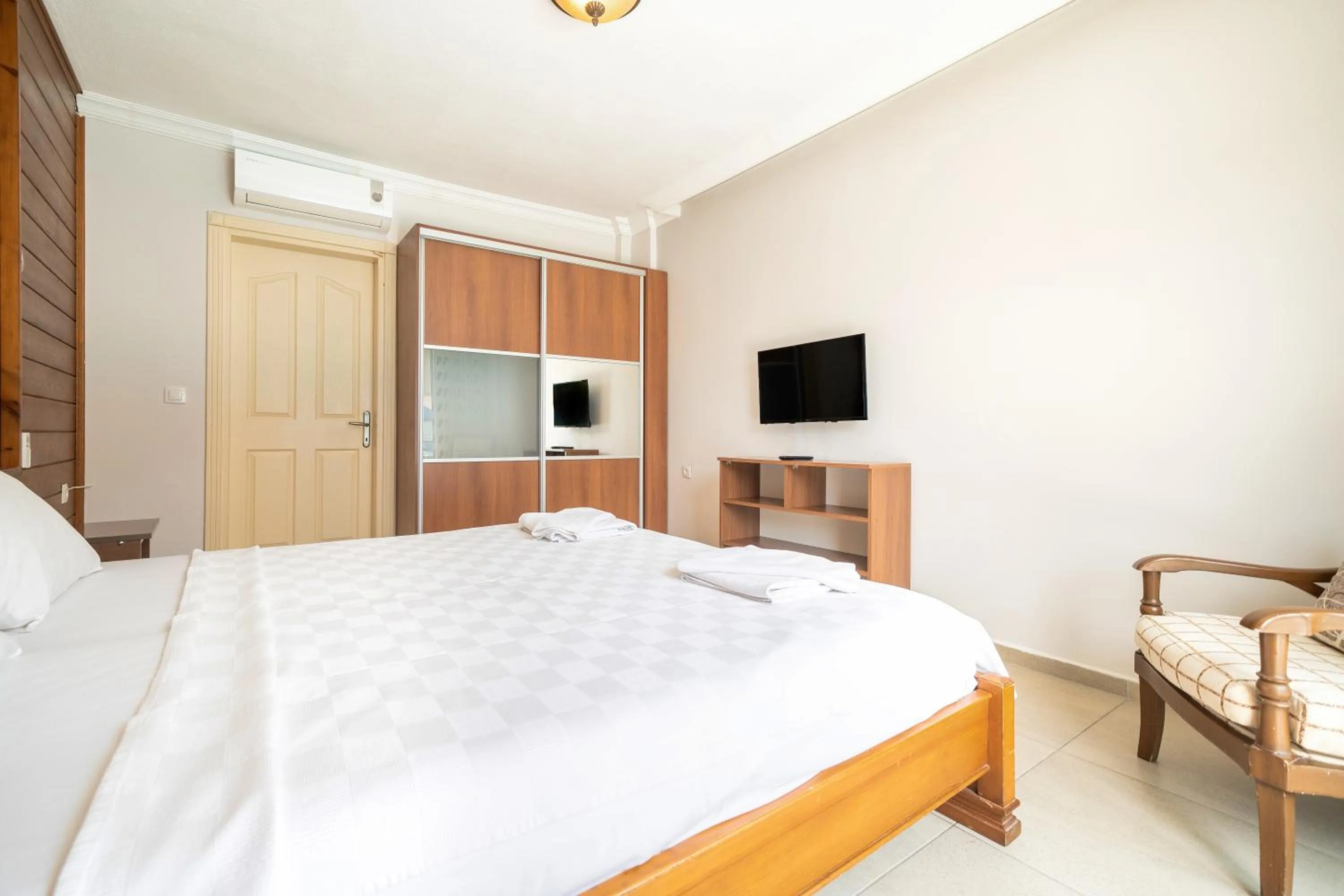 Bed in Dedeminn Garden Hotel