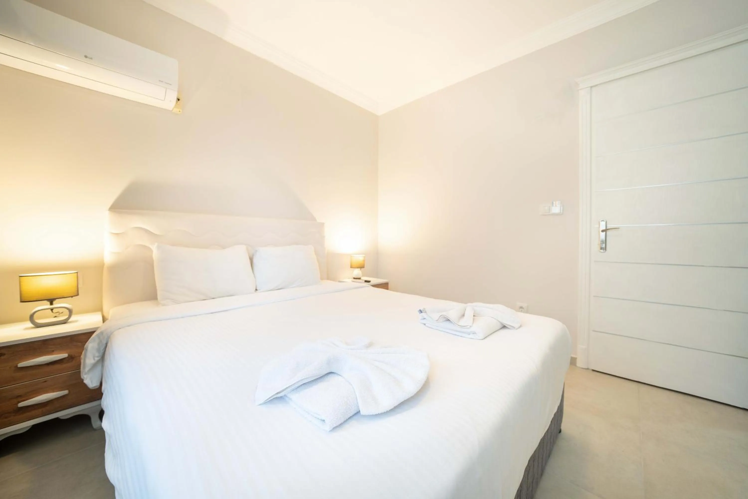 Bed in Dedeminn Garden Hotel