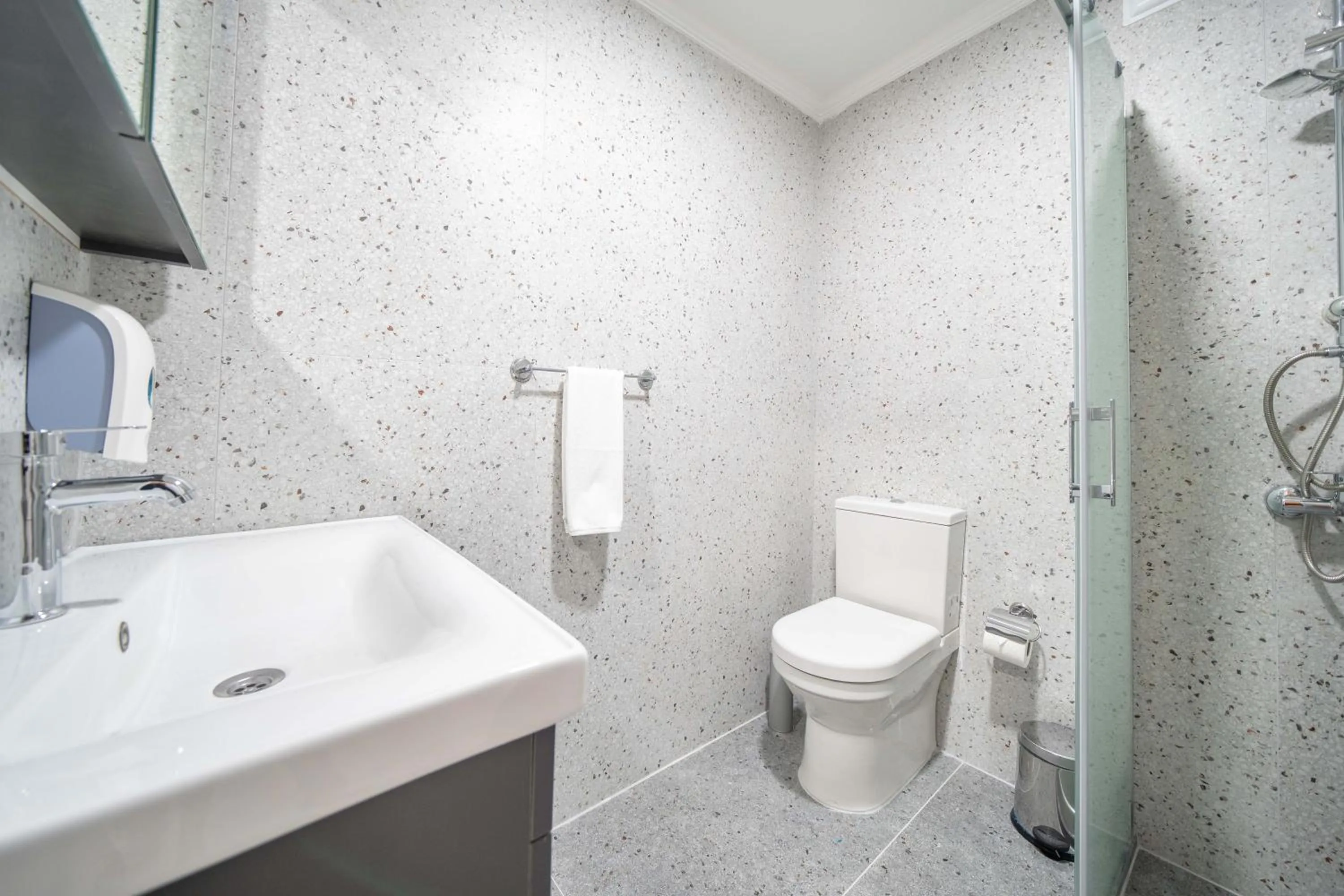 Shower in Dedeminn Garden Hotel