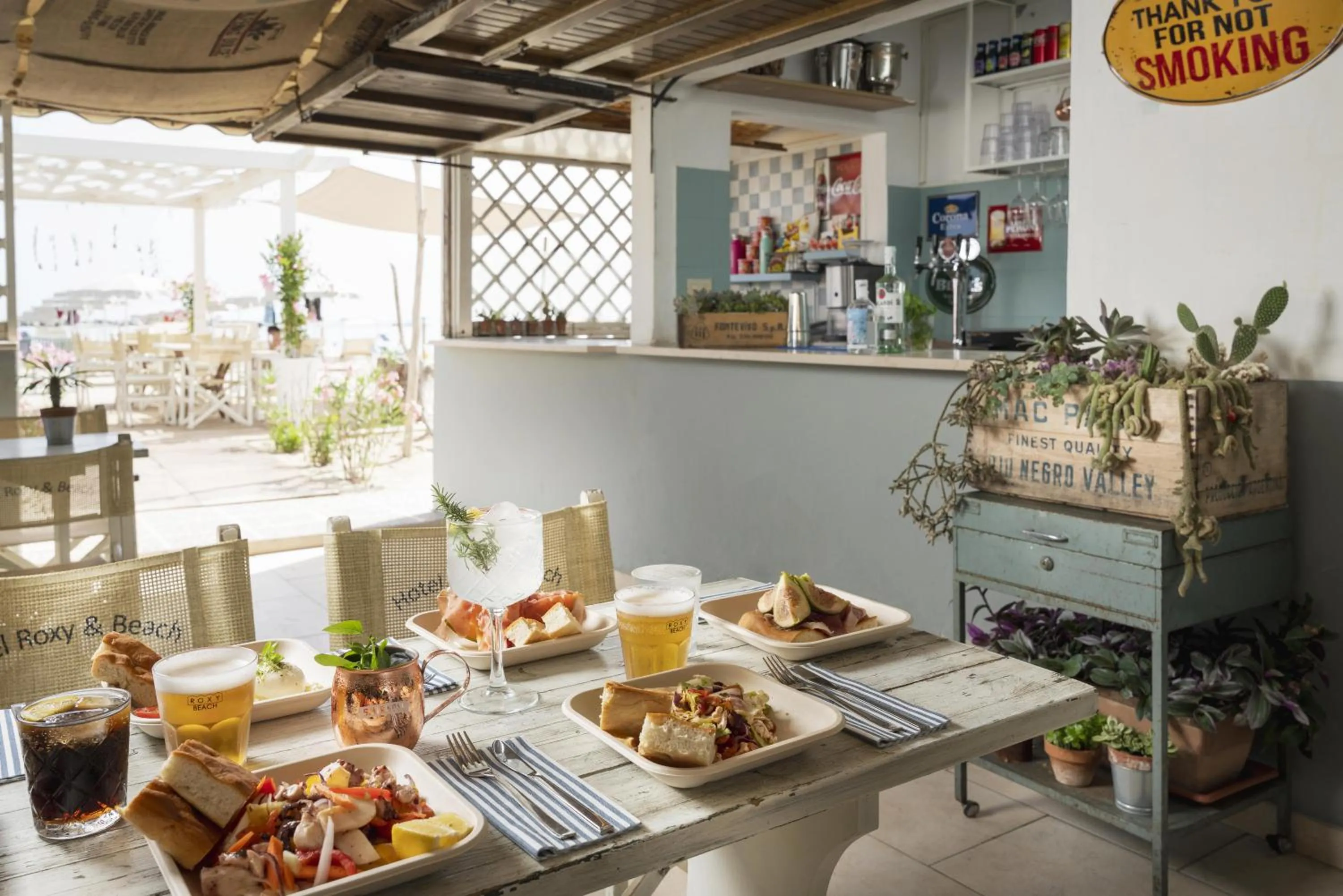 Restaurant/places to eat in Hotel Roxy & Beach