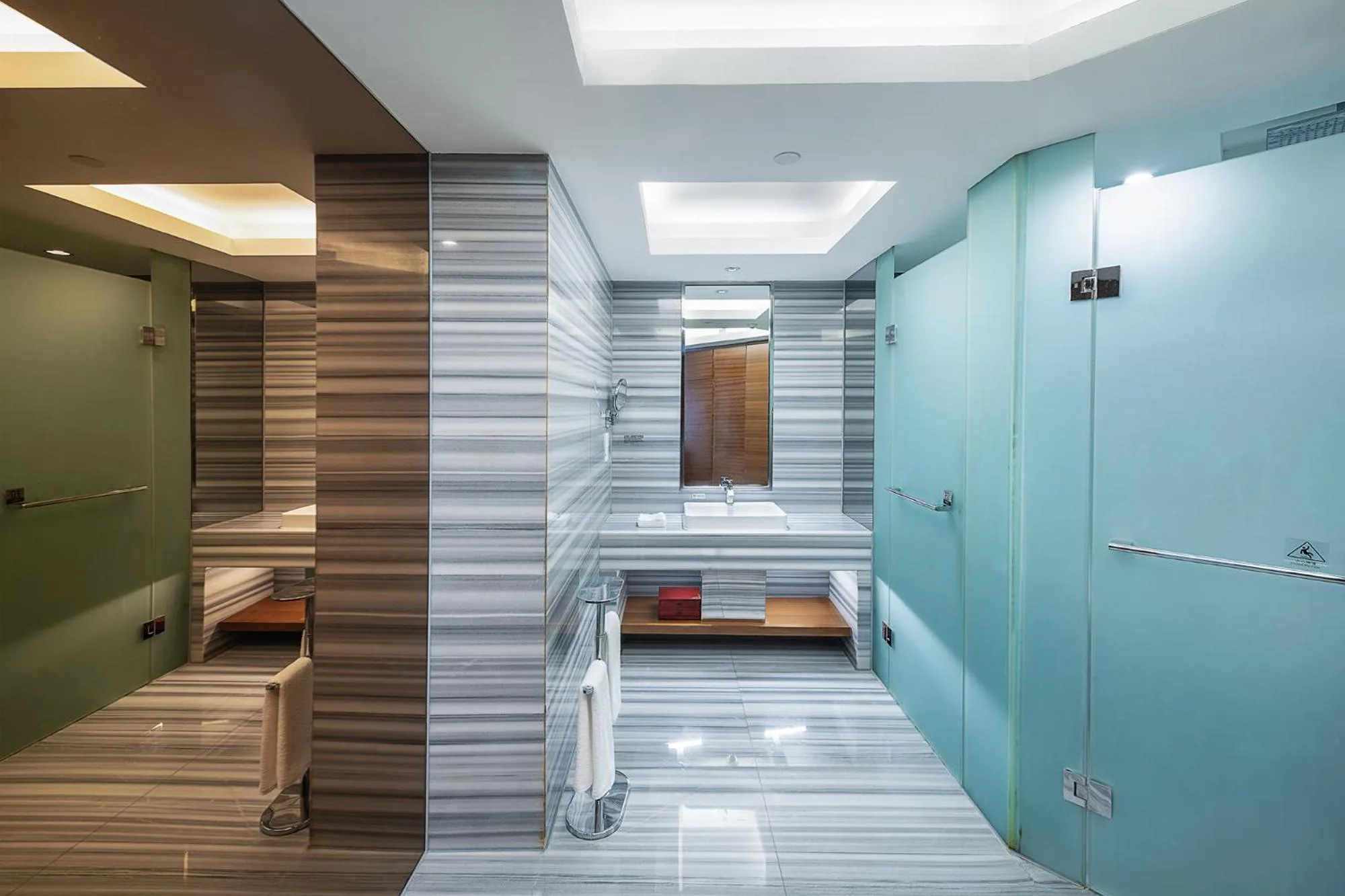 Bathroom, Bed in Galaxy minyoun Chengdu Hotel