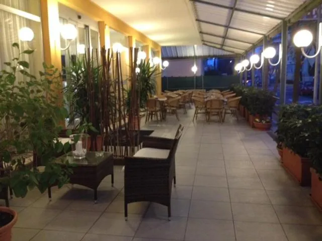 Restaurant/places to eat in Hotel Capitol