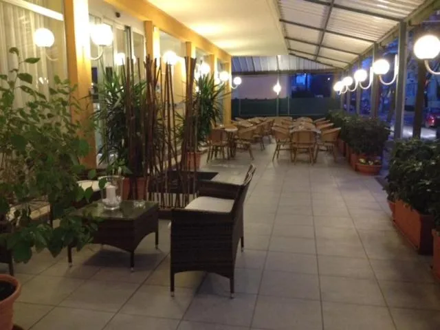 Restaurant/places to eat in Hotel Capitol