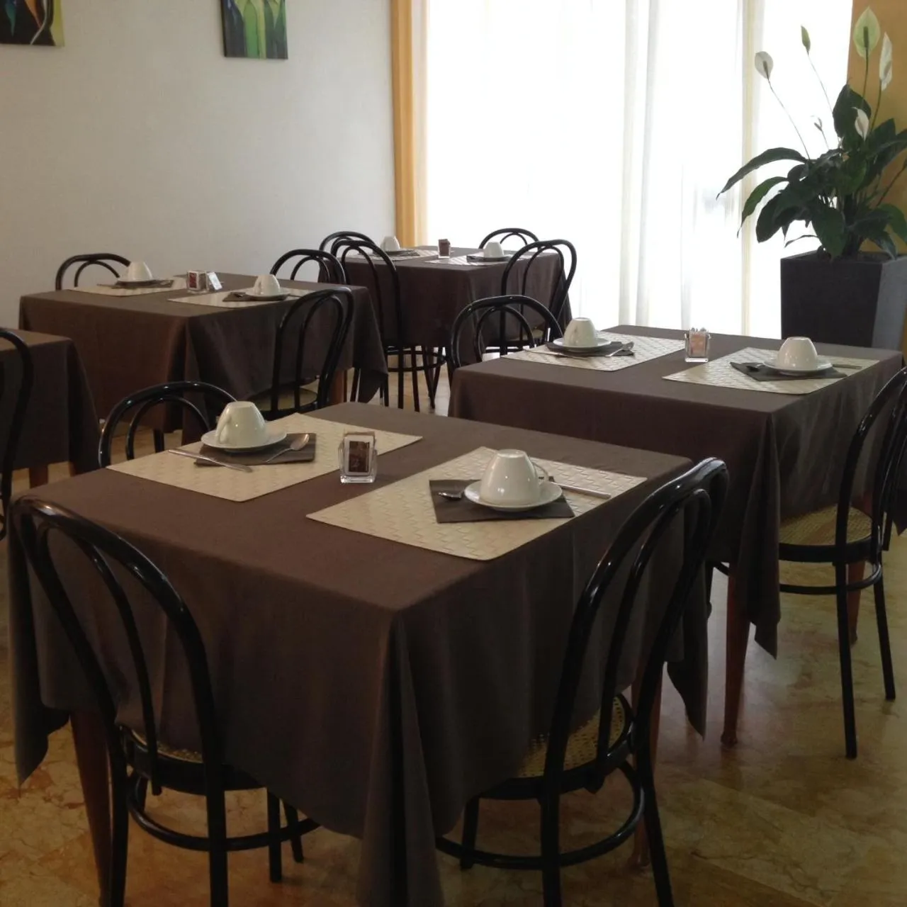 Restaurant/places to eat in Hotel Capitol