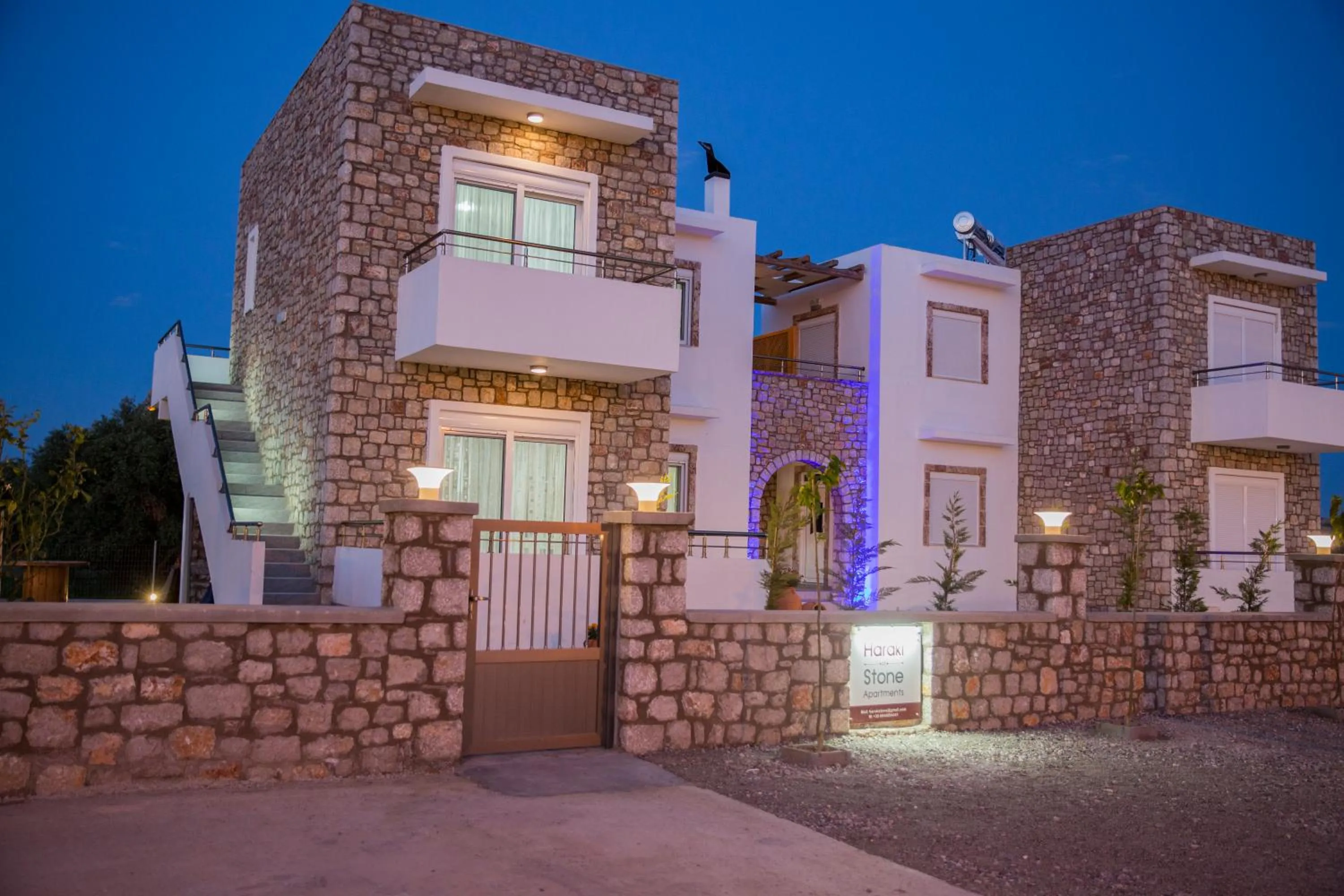 Night in Haraki Stone Apartments