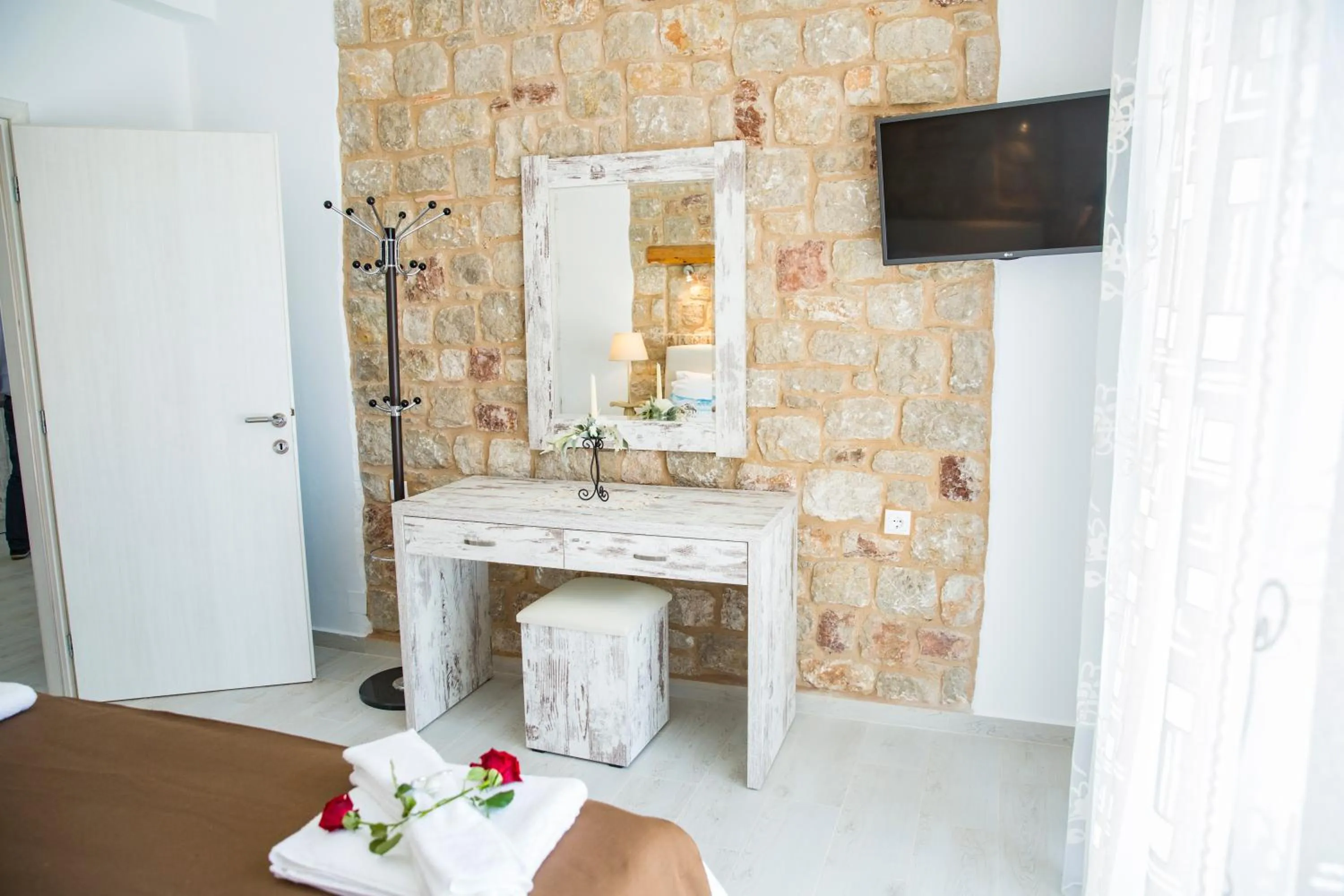 TV and multimedia in Haraki Stone Apartments