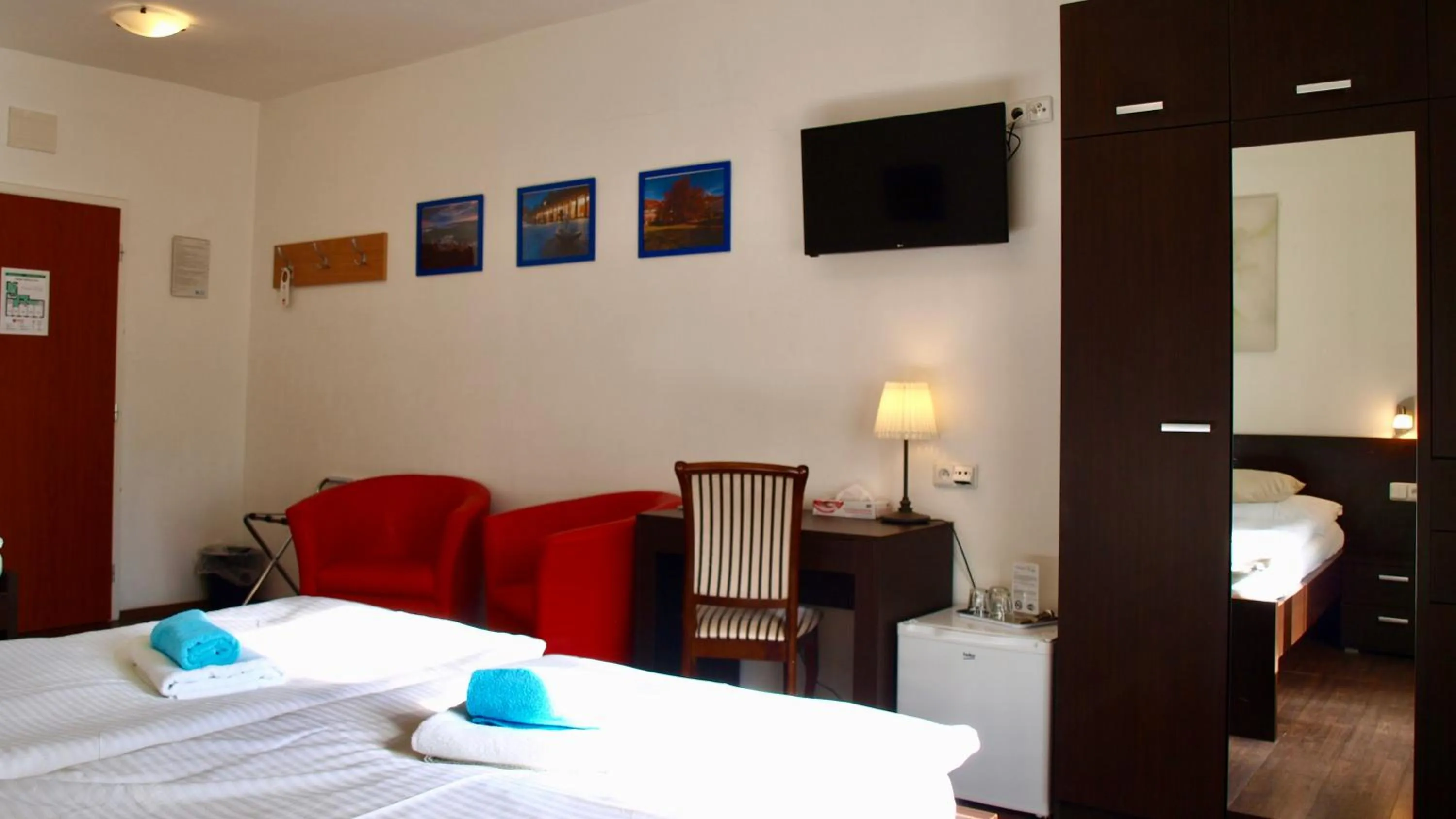 Photo of the whole room, Bed in Pension Village