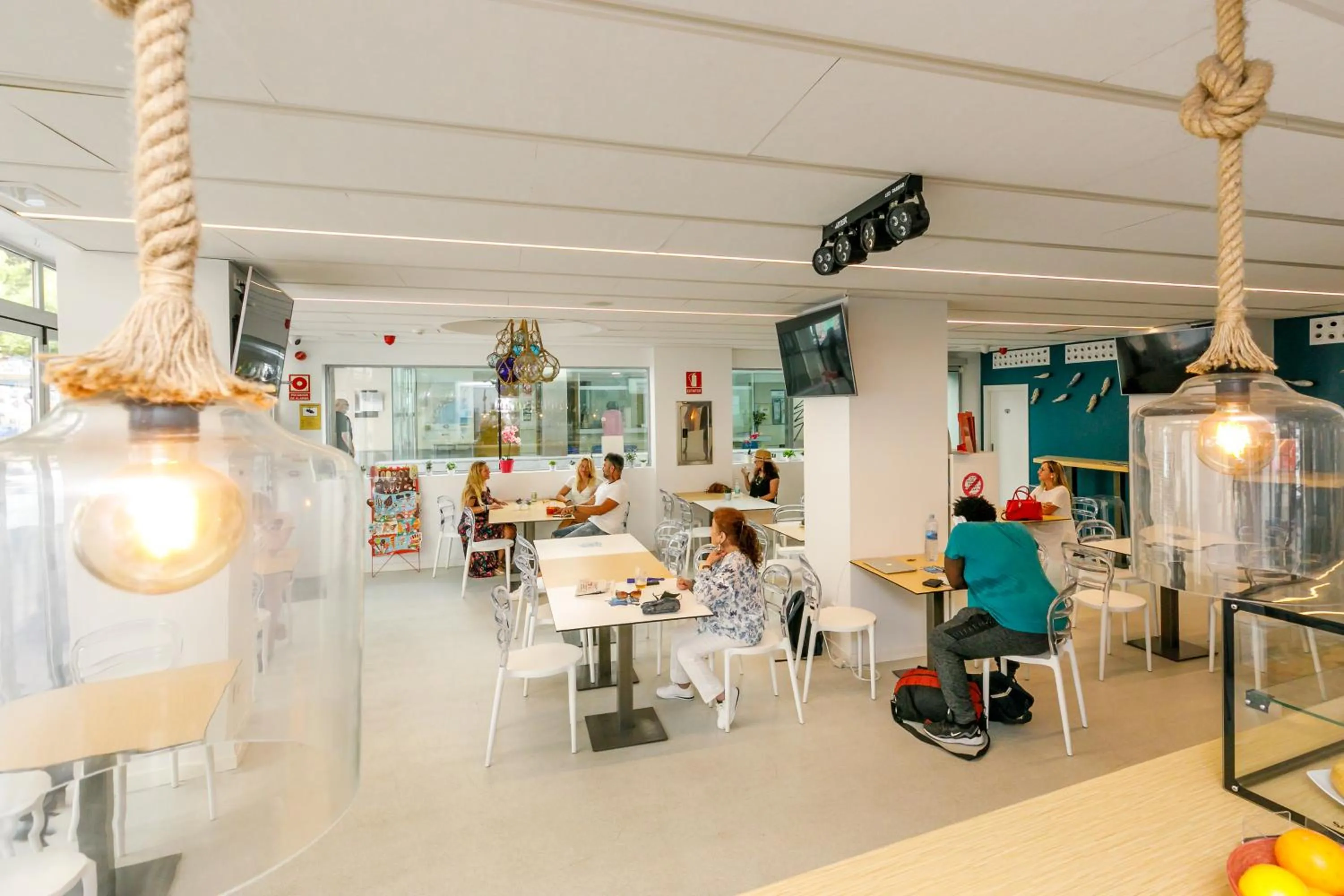 Communal lounge/ TV room in We Hostel Palma - Albergue