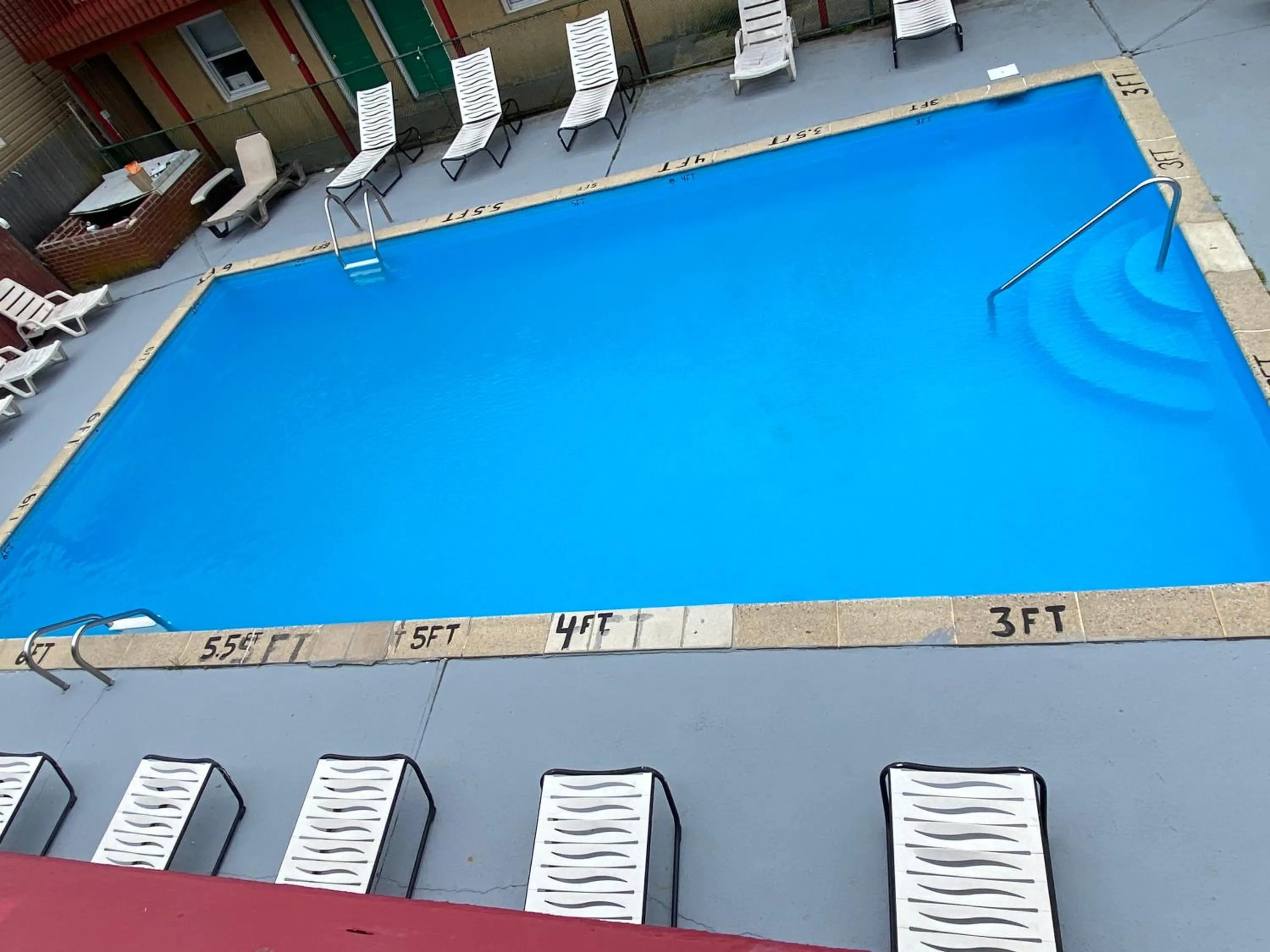 Pool view in Offshore Motel