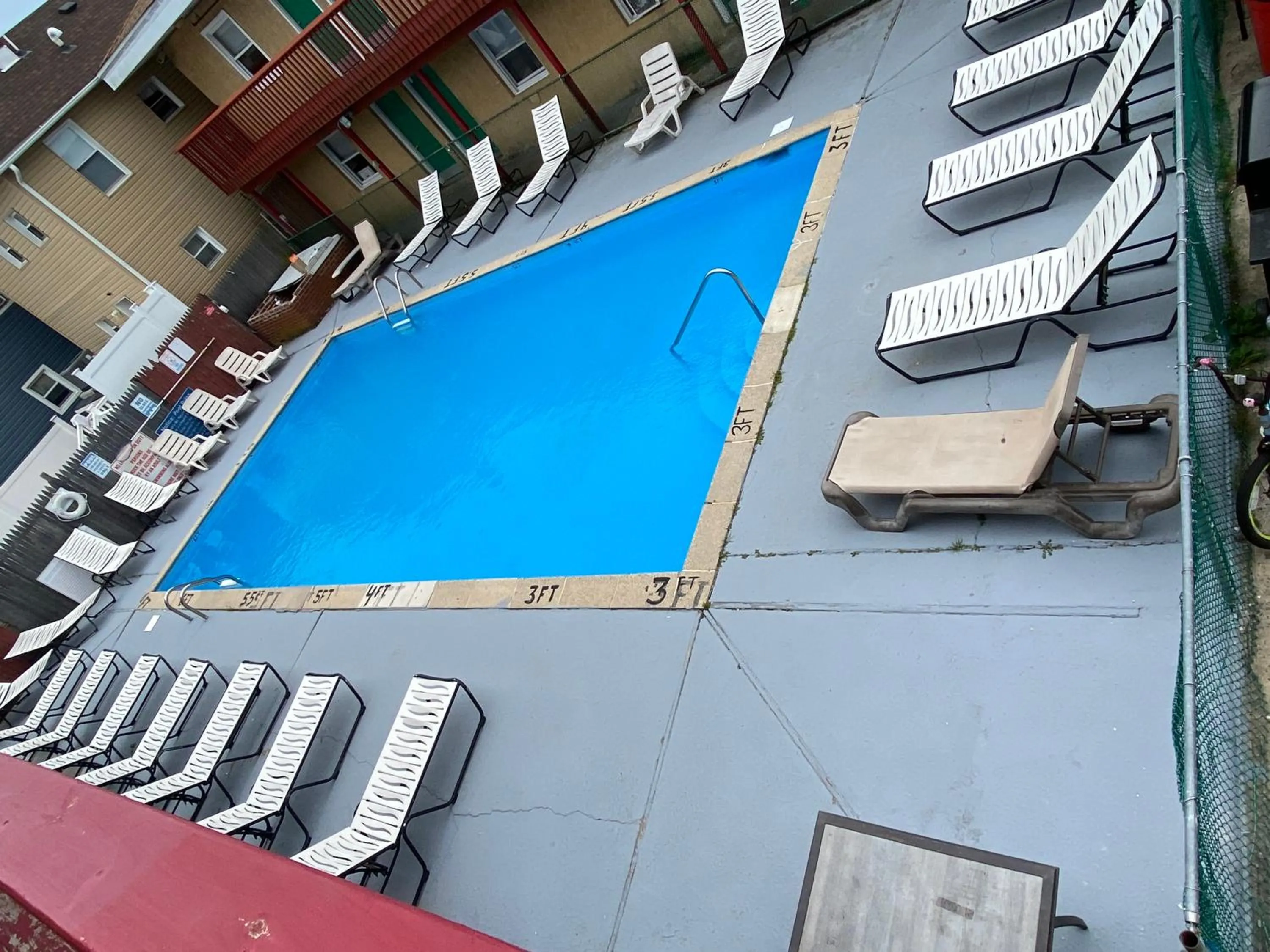 Swimming pool in Offshore Motel
