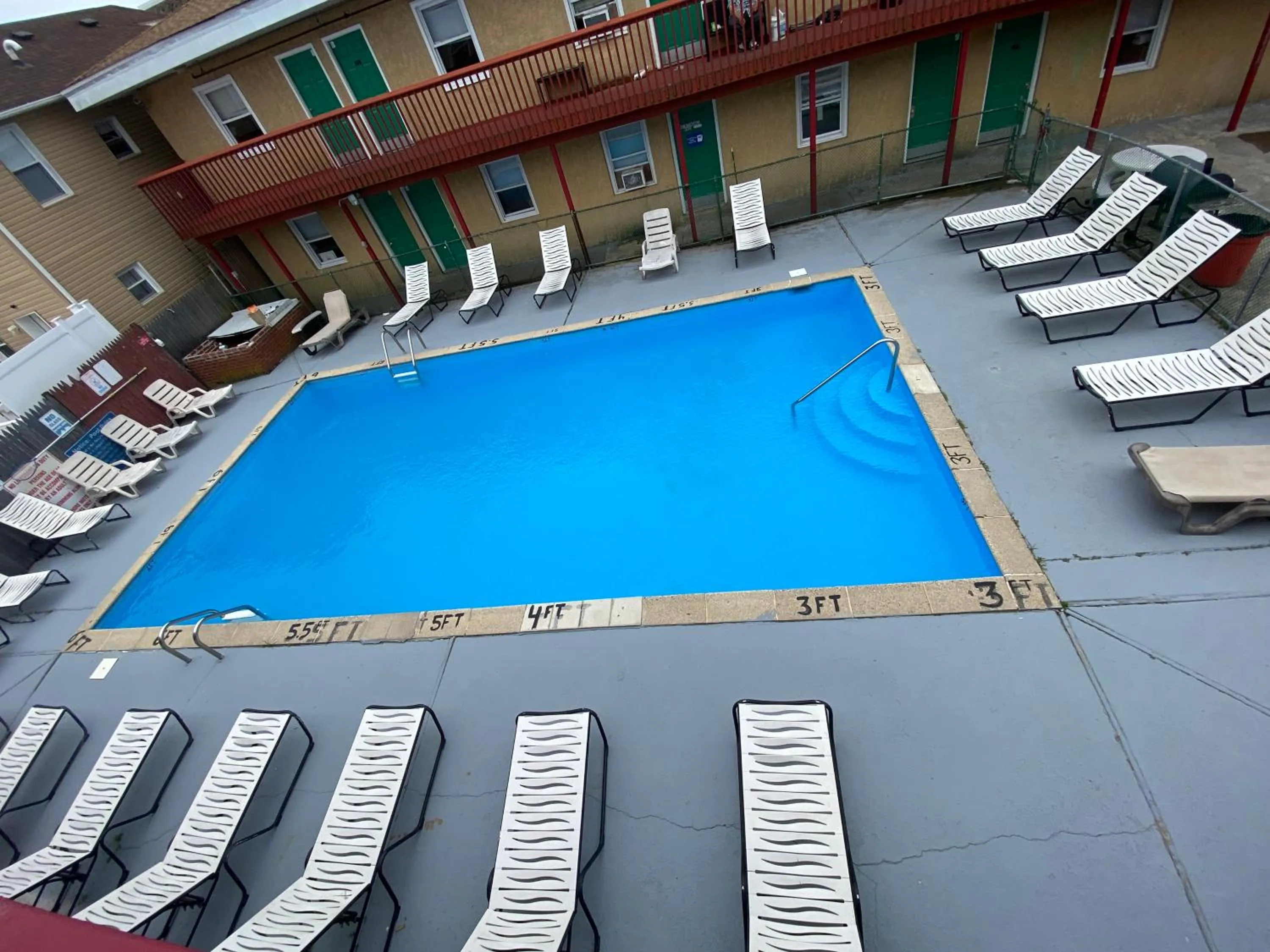 Pool view in Offshore Motel