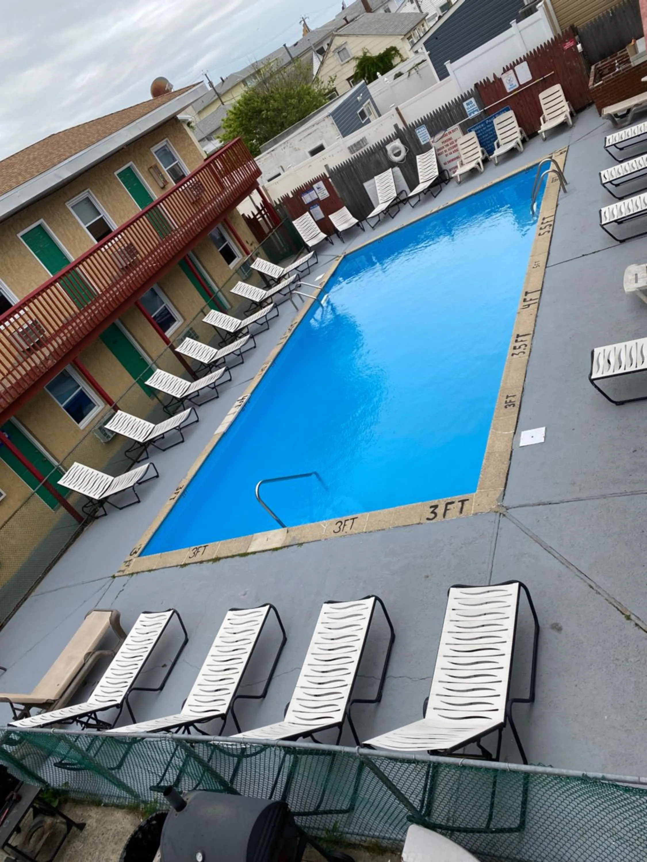 Swimming pool in Offshore Motel