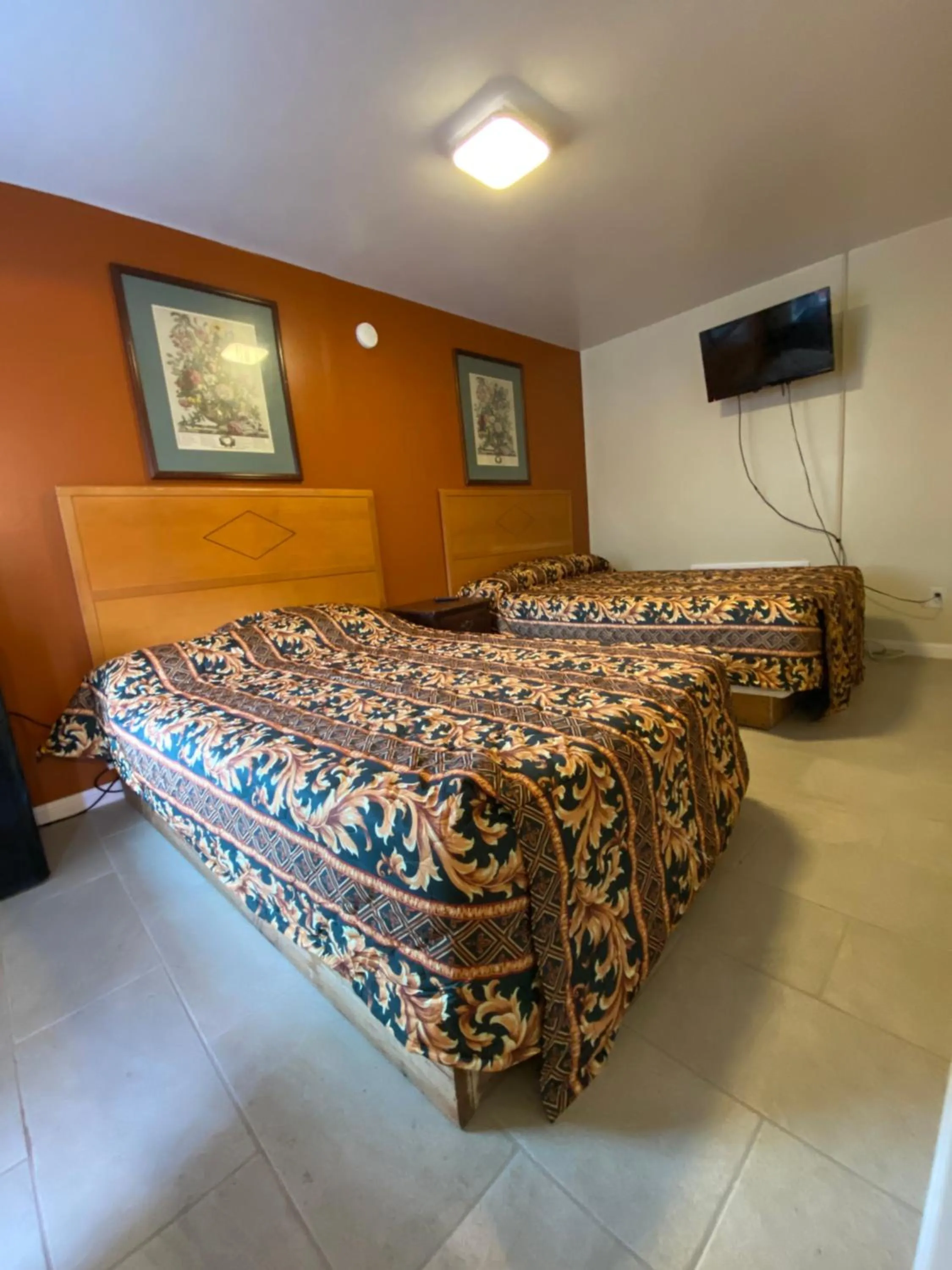 Photo of the whole room in Offshore Motel