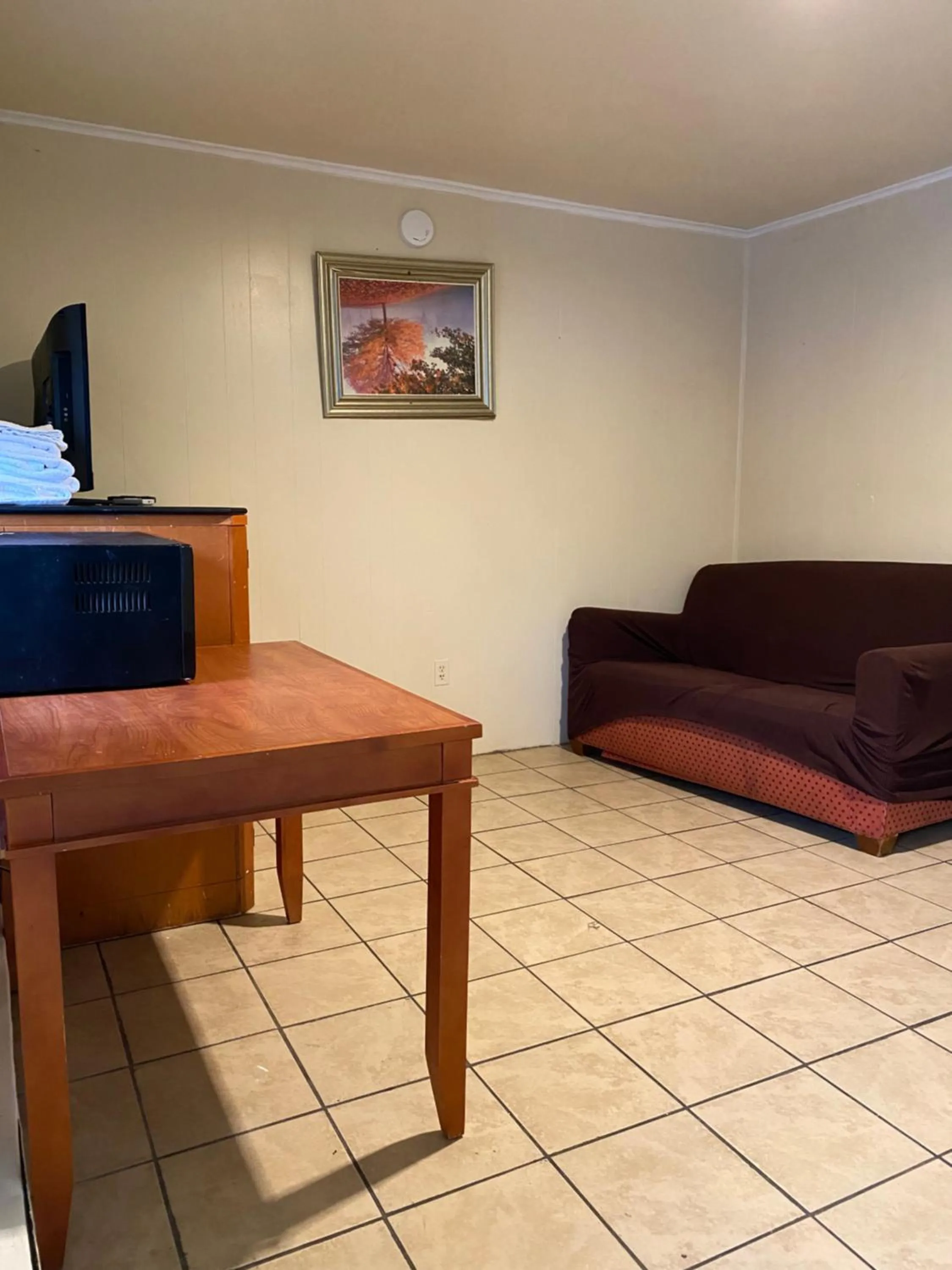 Living room in Offshore Motel