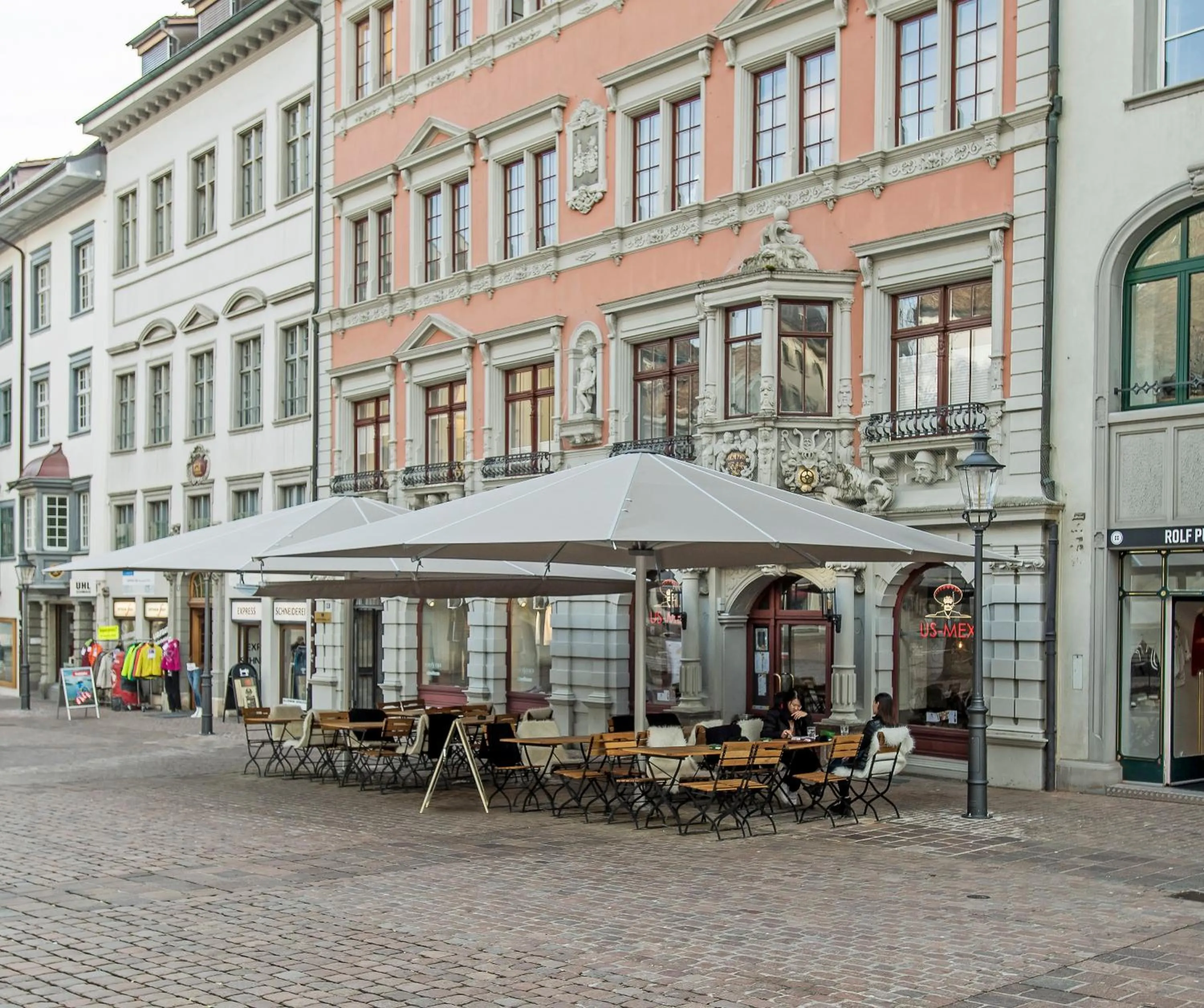 Restaurant/places to eat in Hotel 2B