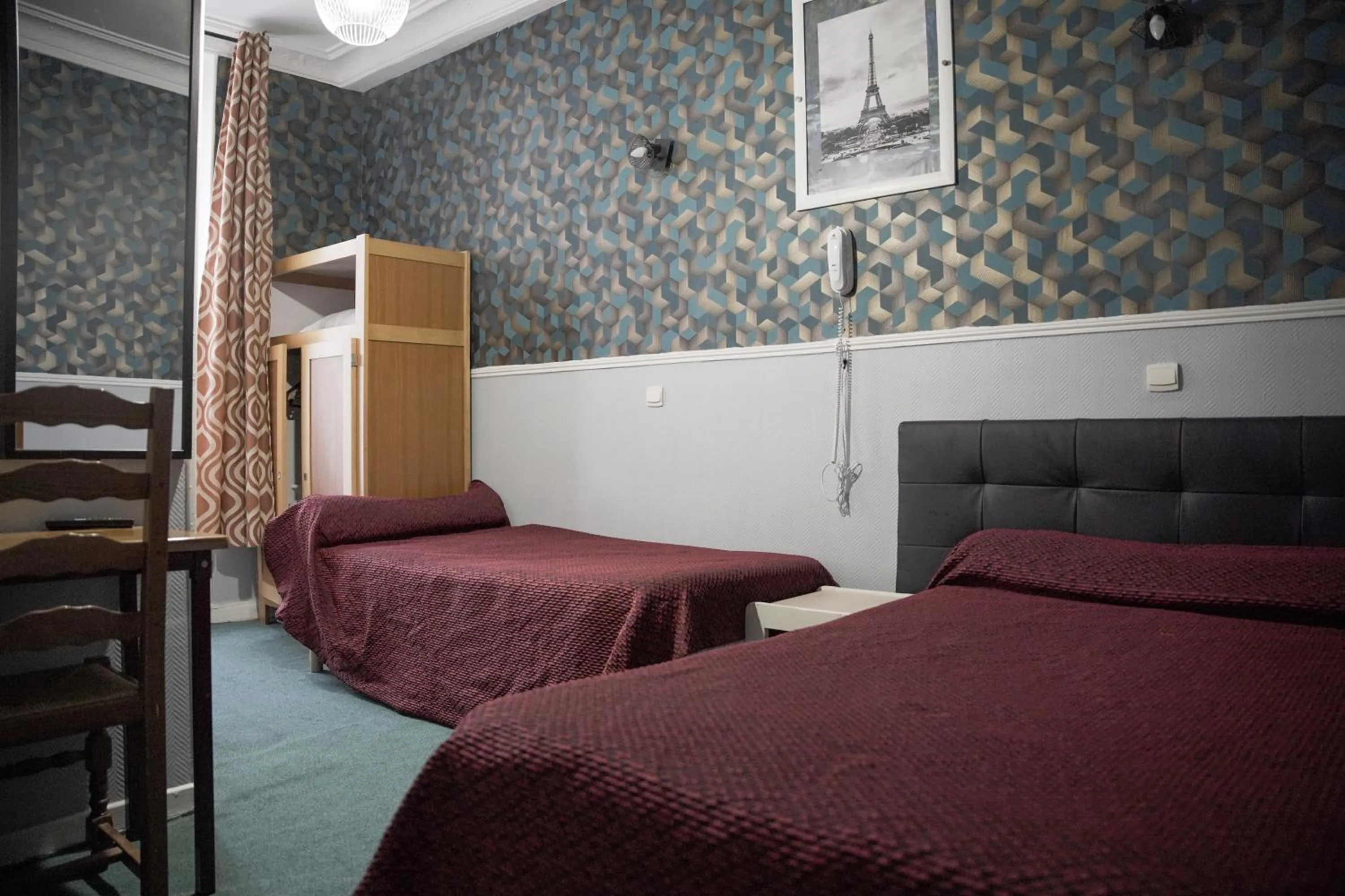 Property building, Bed in Sully Hôtel