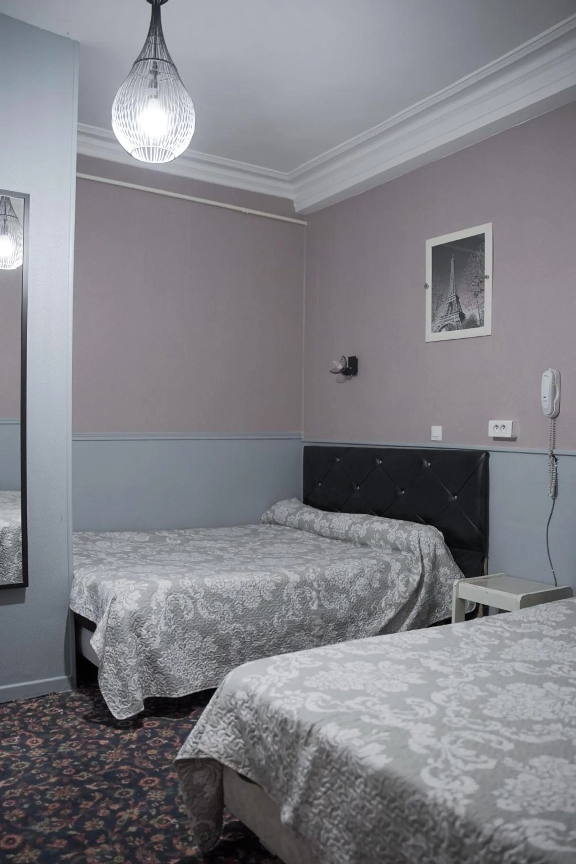 Property building, Bed in Sully Hôtel