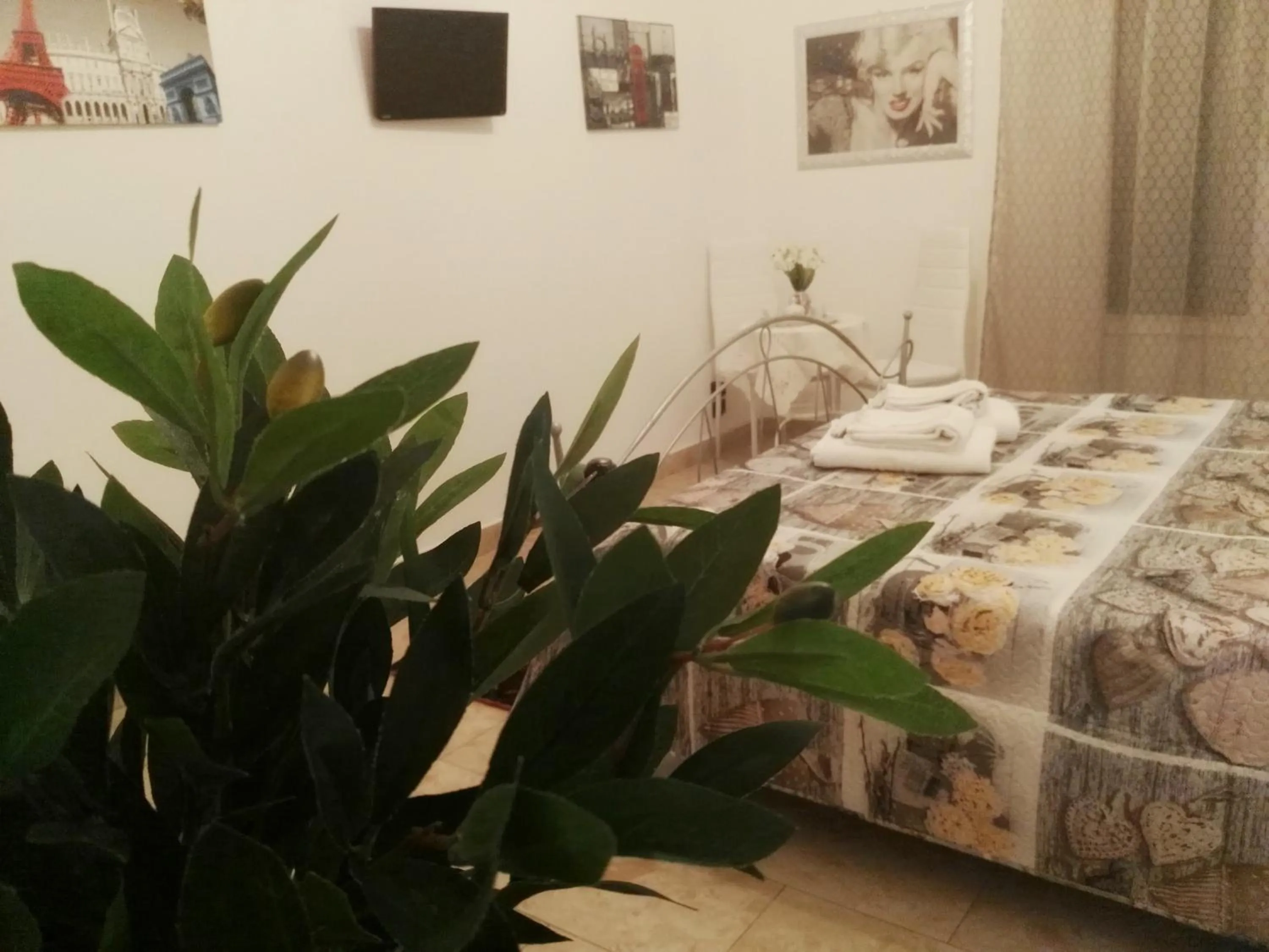 Photo of the whole room, Bed in B&B Main Street