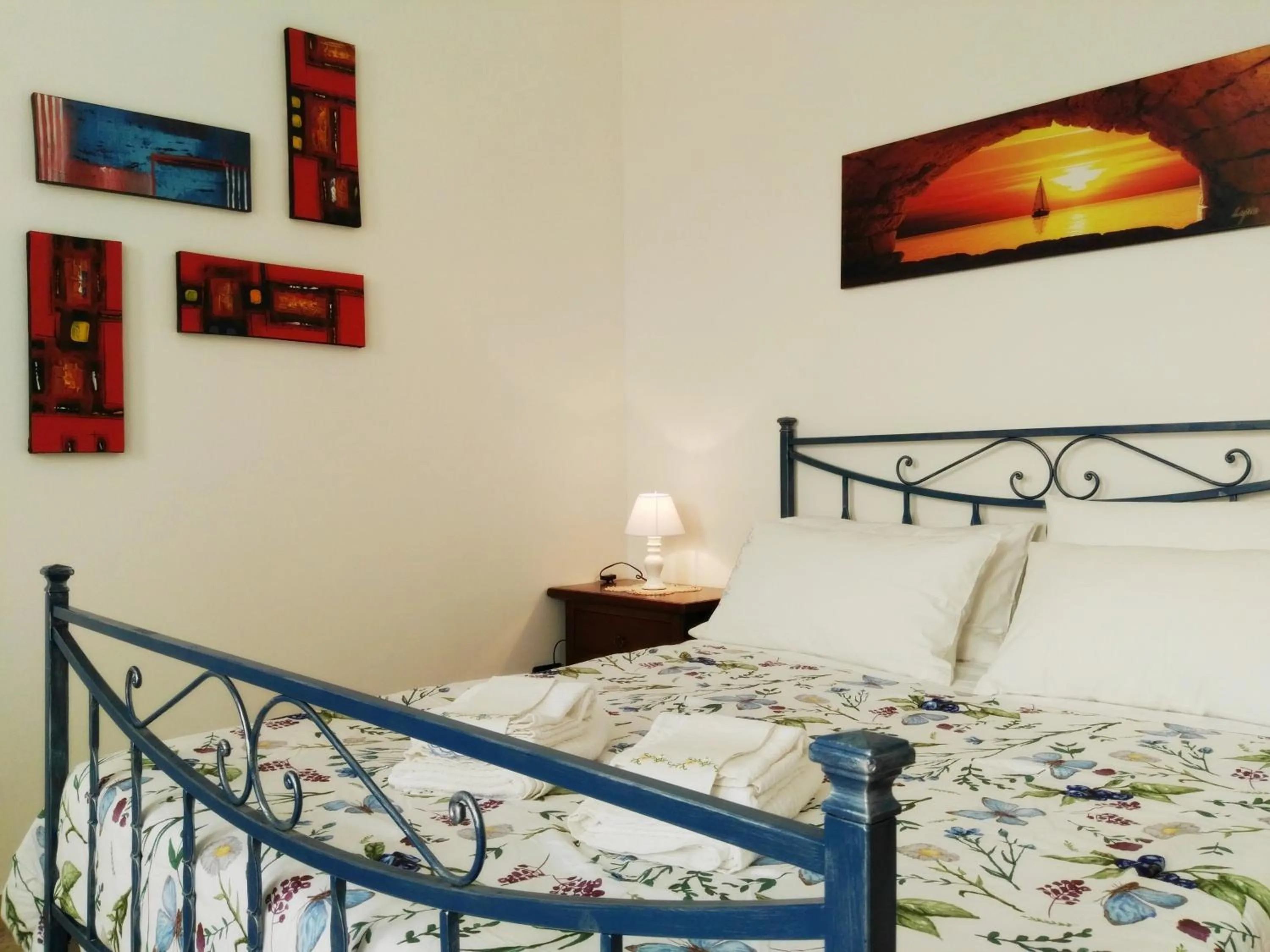 Photo of the whole room, Bed in B&B Main Street