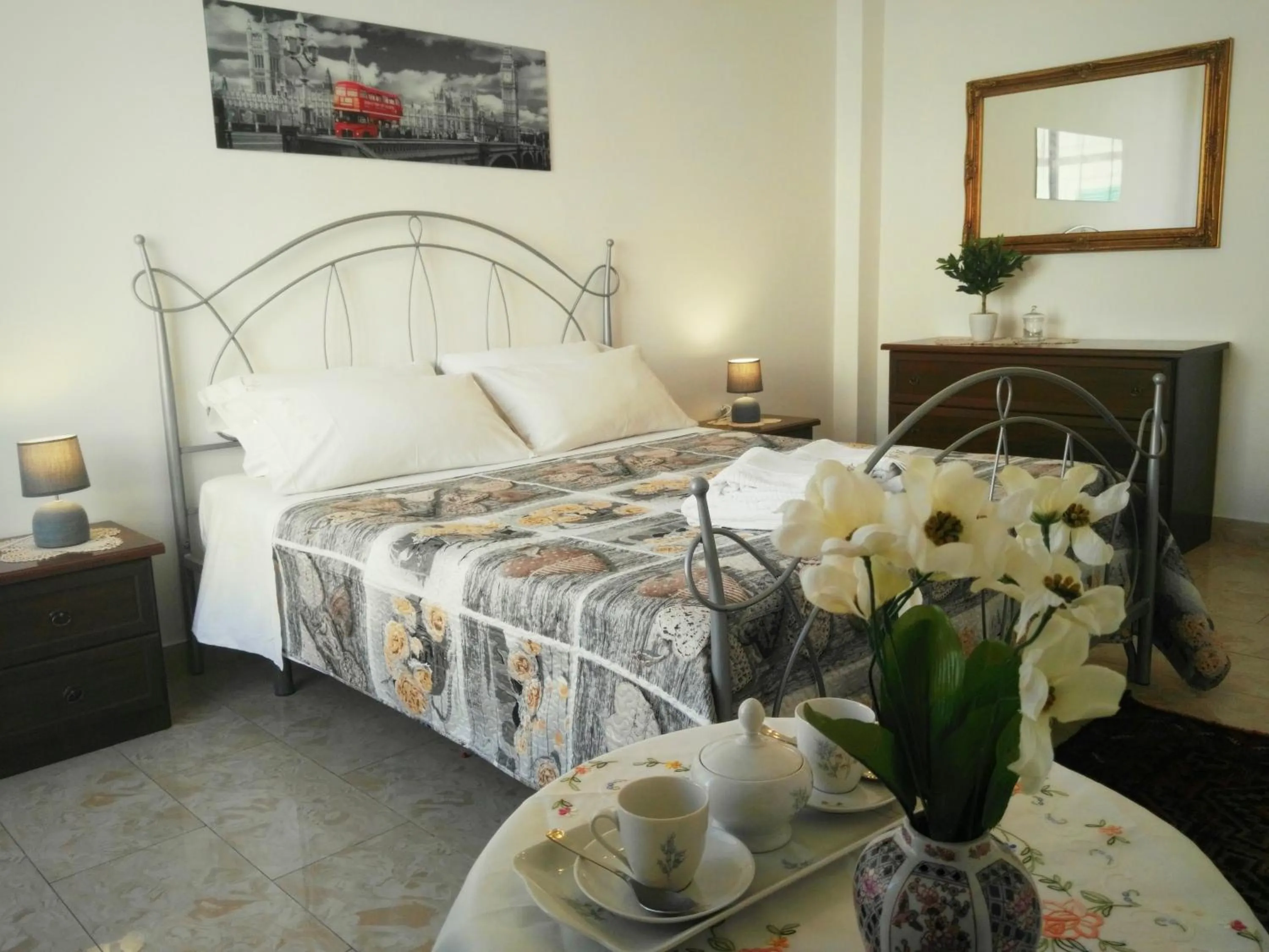 Photo of the whole room, Bed in B&B Main Street