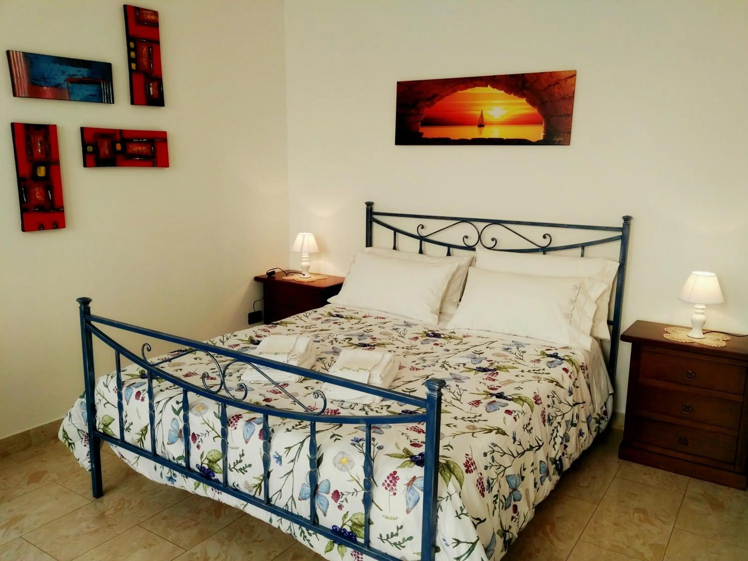 Photo of the whole room, Bed in B&B Main Street