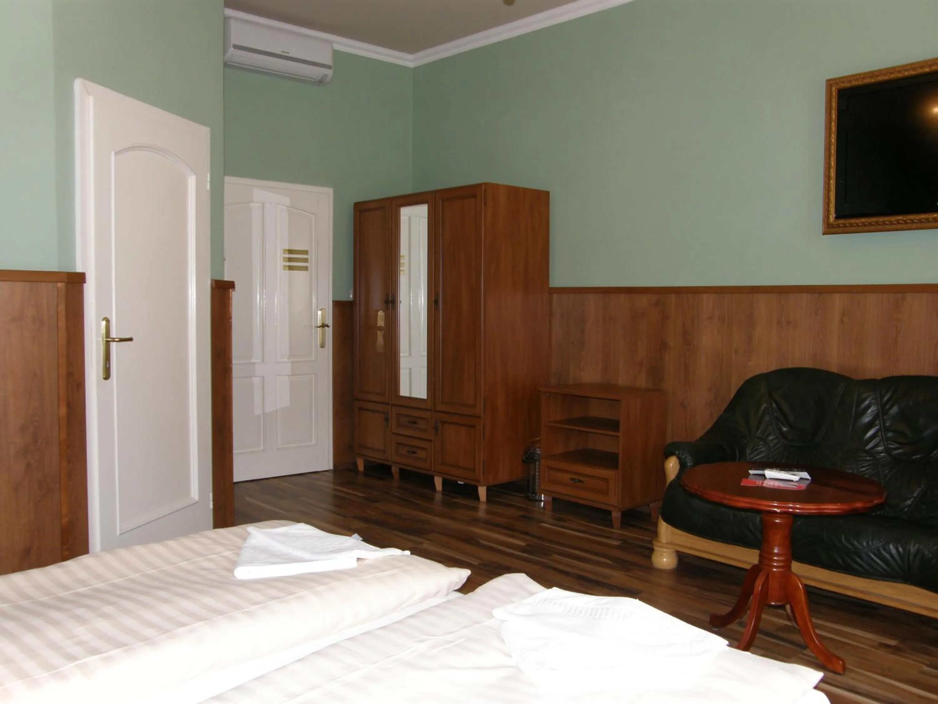 Decorative detail, Bed in Hotel Bow Garden
