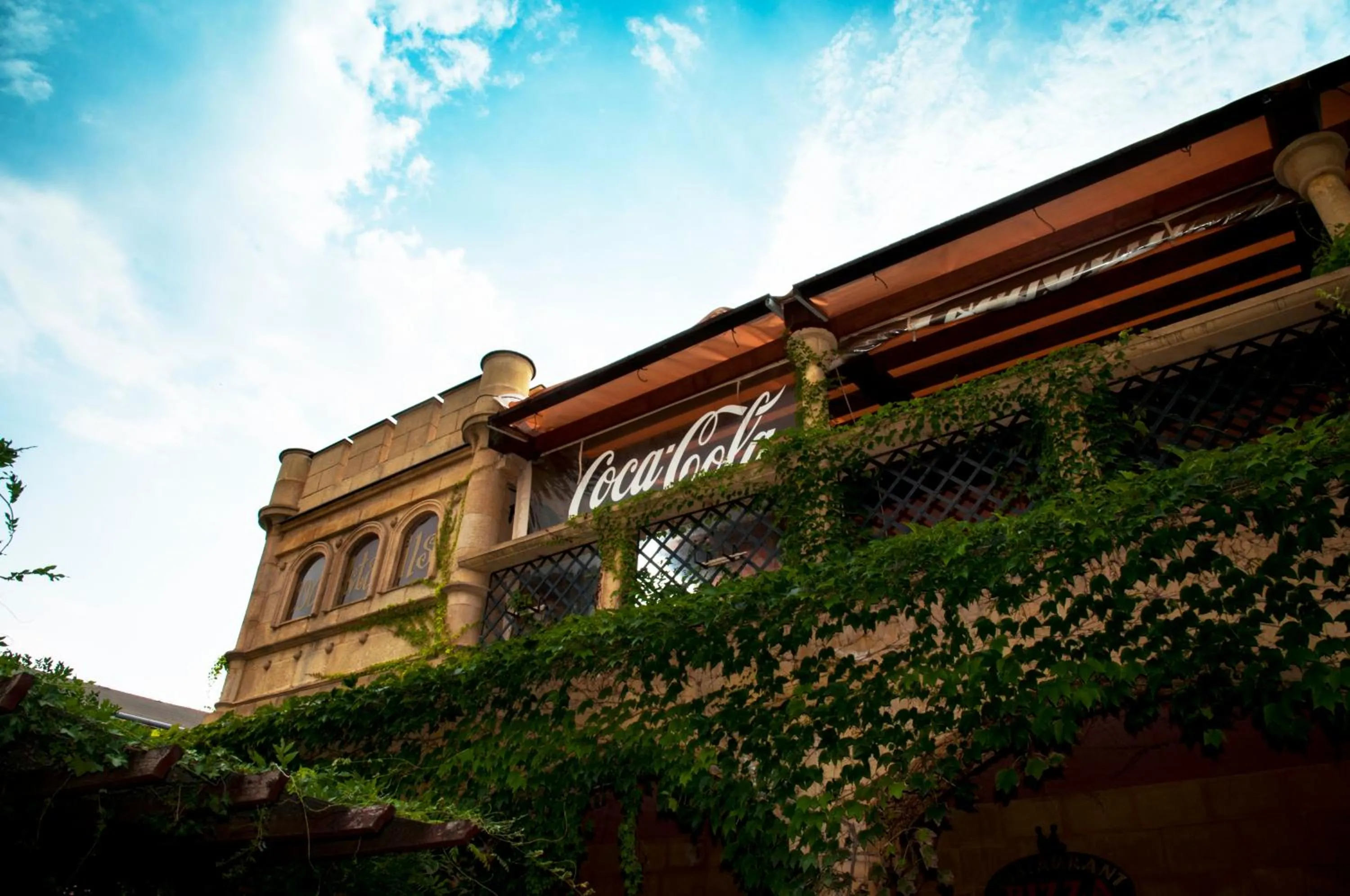 Restaurant/places to eat in Hotel Bow Garden