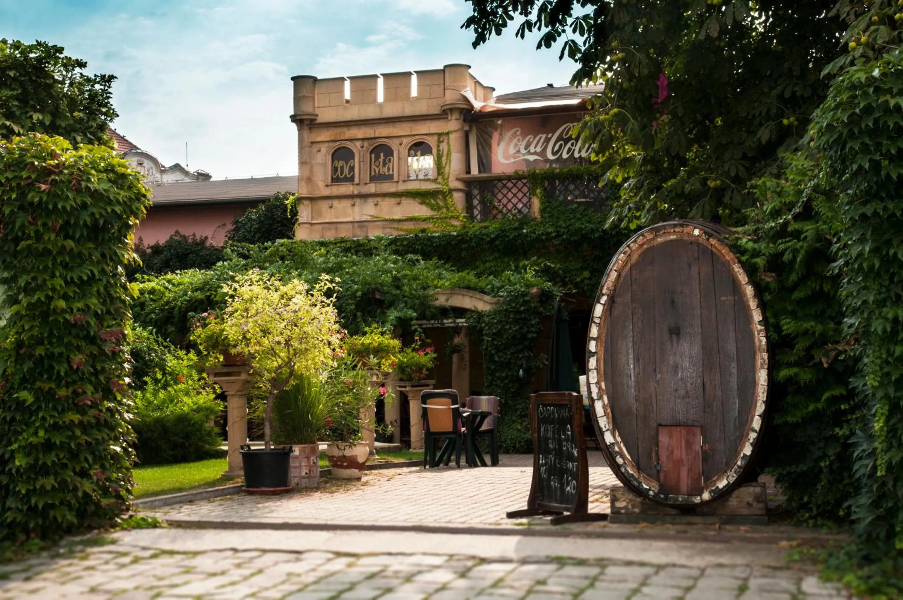 Restaurant/places to eat in Hotel Bow Garden