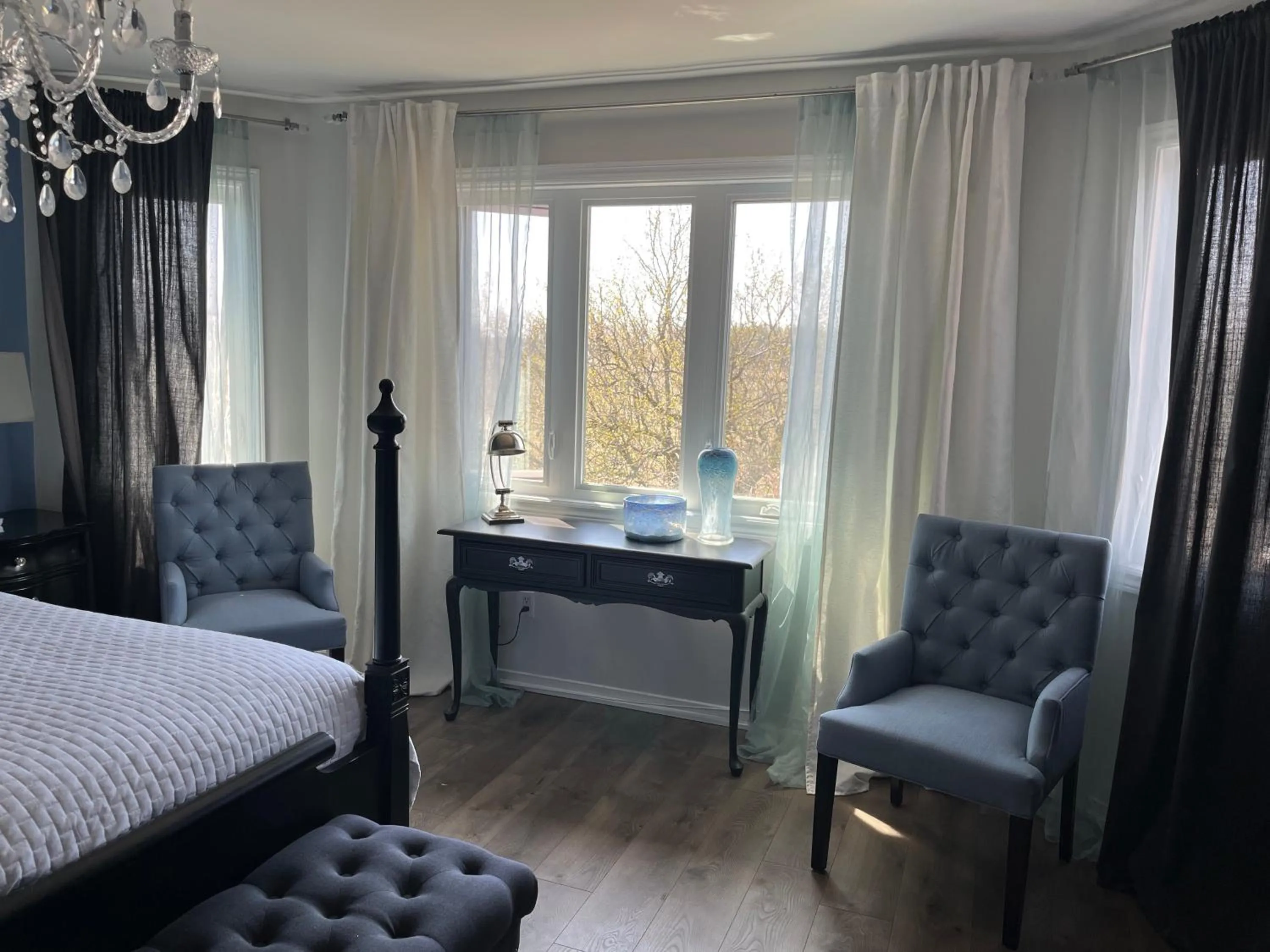 Bed in Lulu's Bed & Breakfast