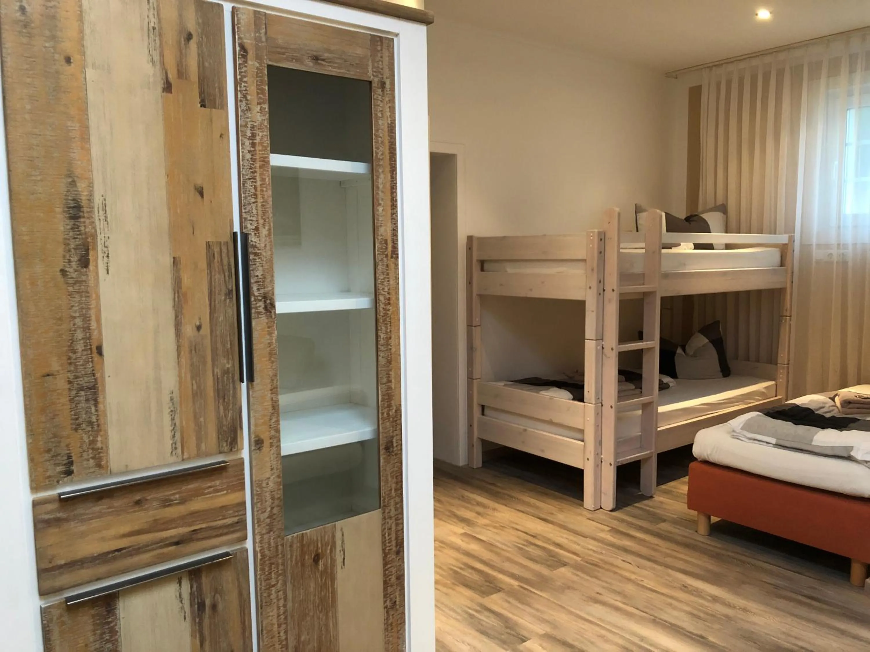 Photo of the whole room, Bed in Wilsmann Apartmentvermietung