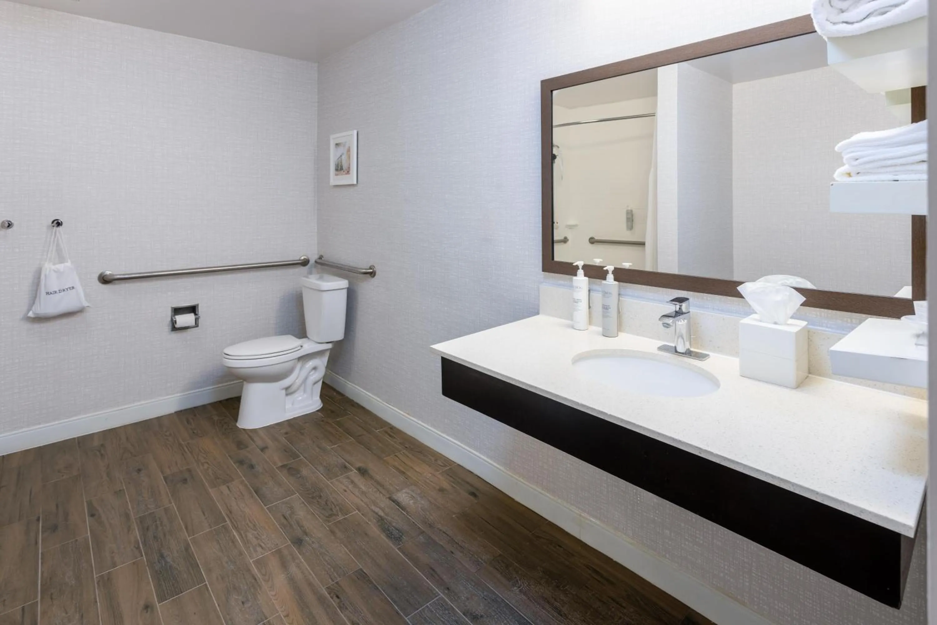 Bathroom in Hampton Inn Commerce