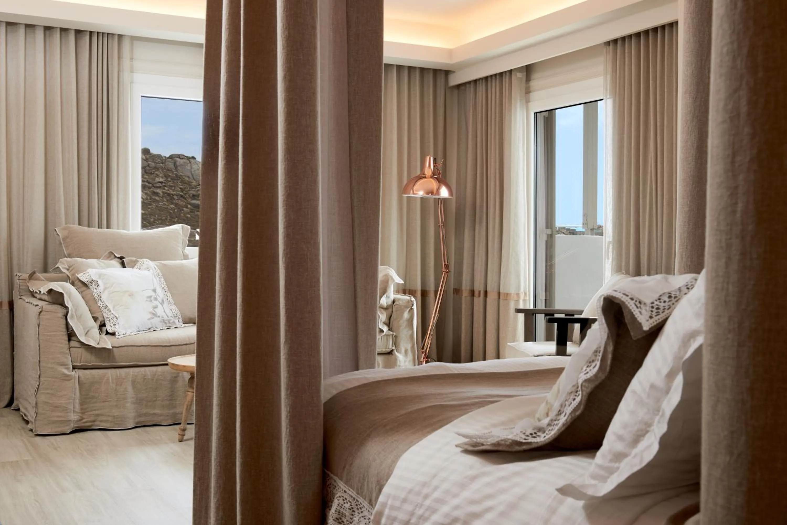 Living room, Bed in Palladium Hotel