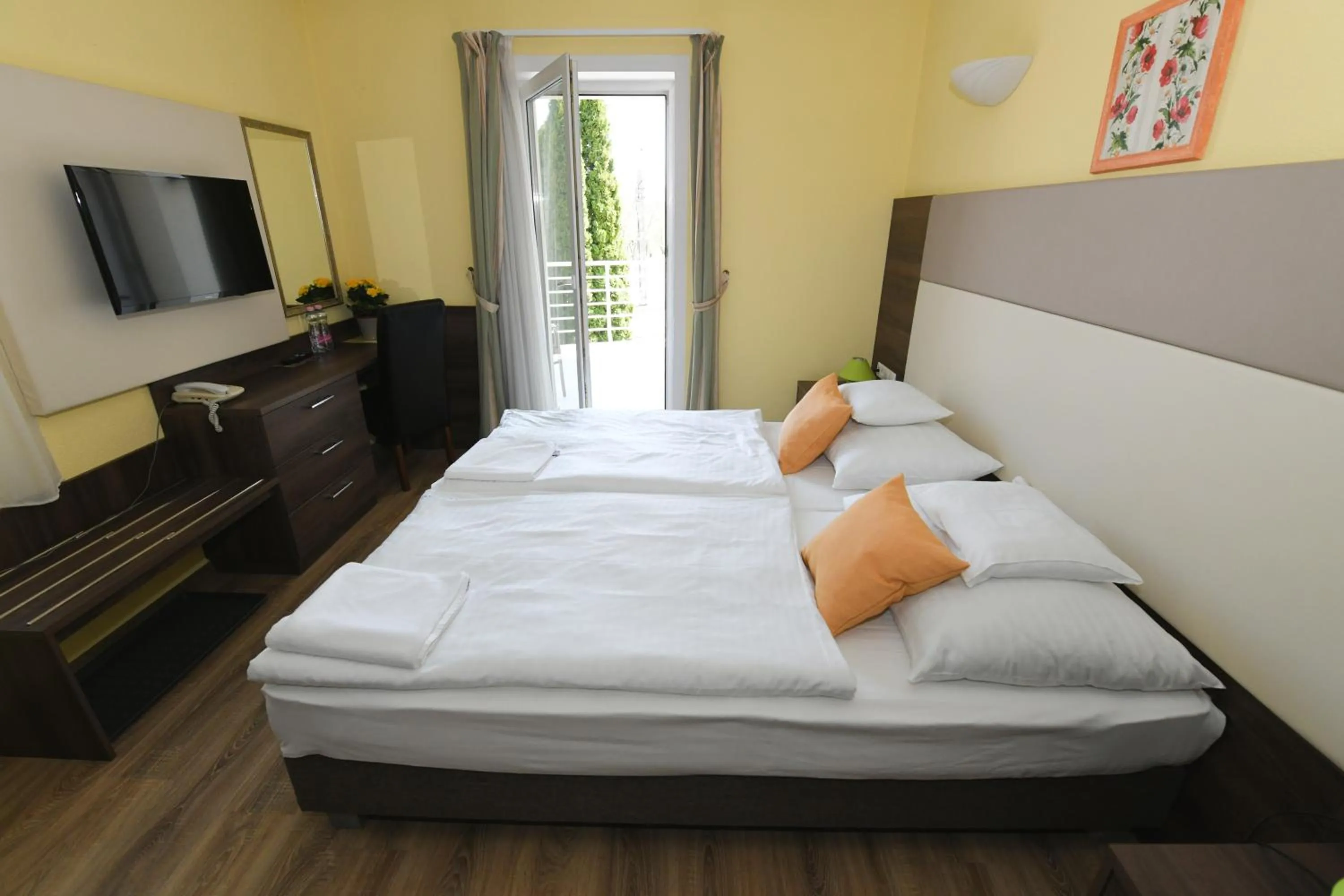 Bed in Jade Hotel-Ezüsthíd Hotel