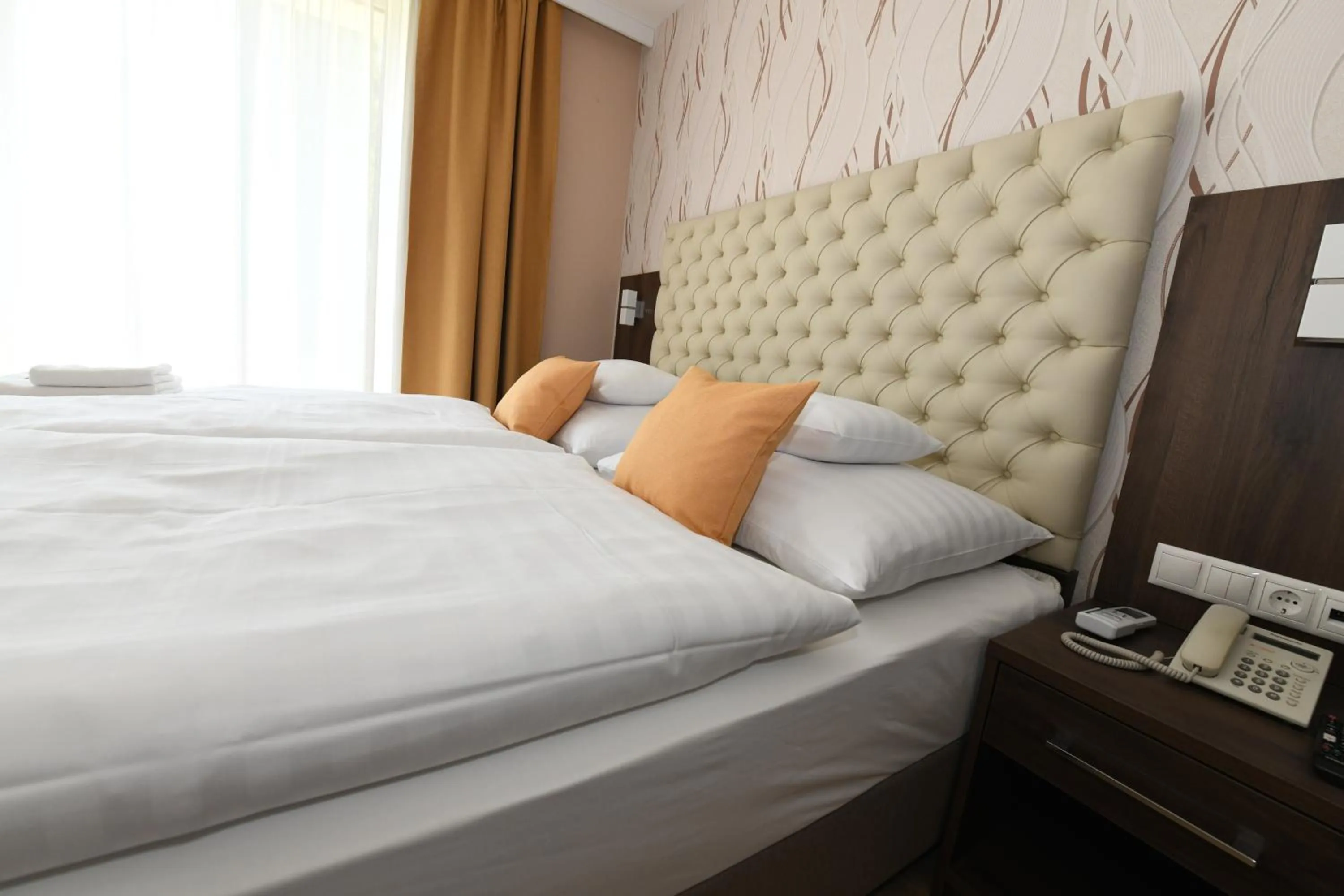 Bed in Jade Hotel-Ezüsthíd Hotel