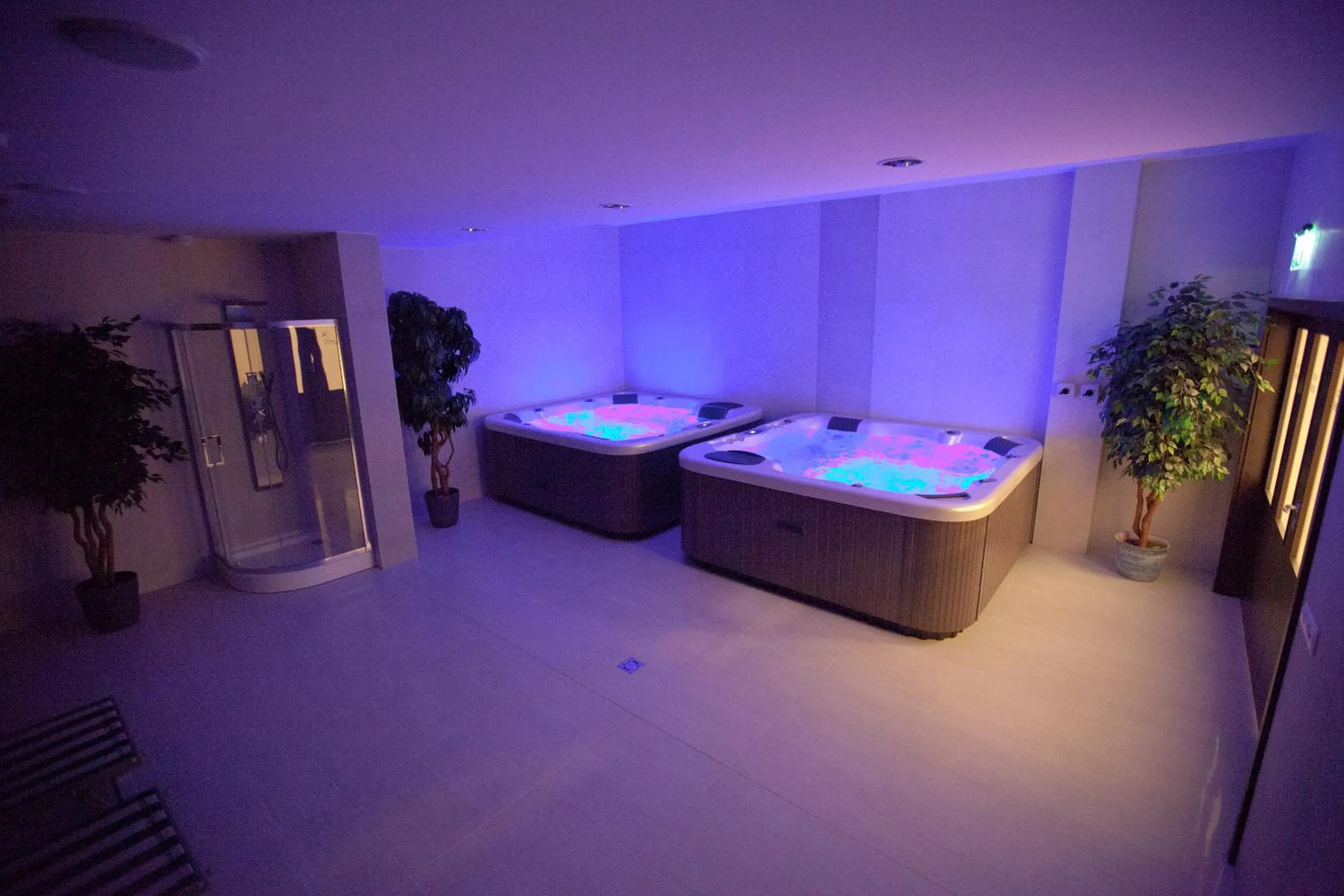 Hot Tub in Jade Hotel-Ezüsthíd Hotel