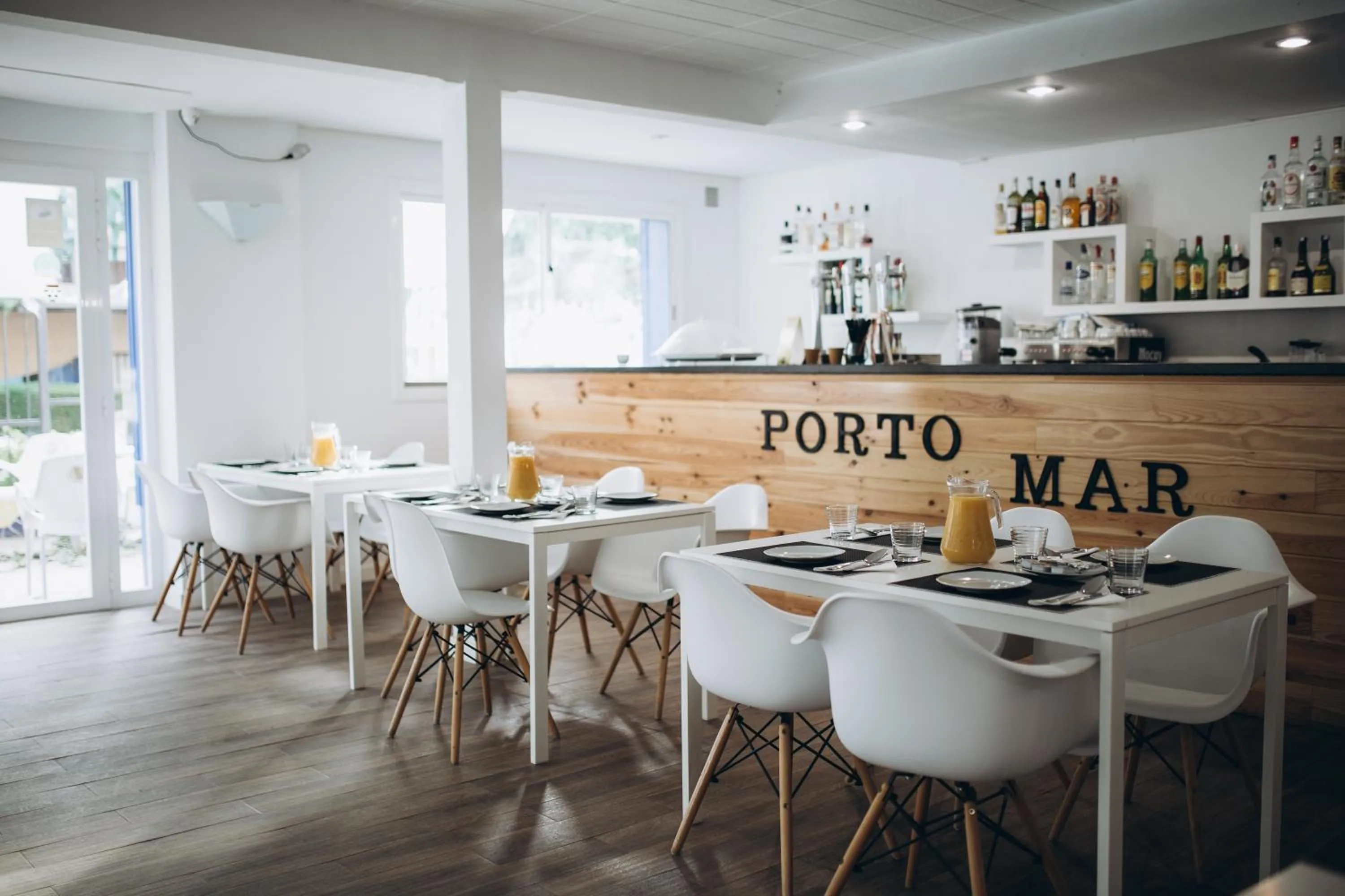 Restaurant/places to eat in Hostal Porto Mar