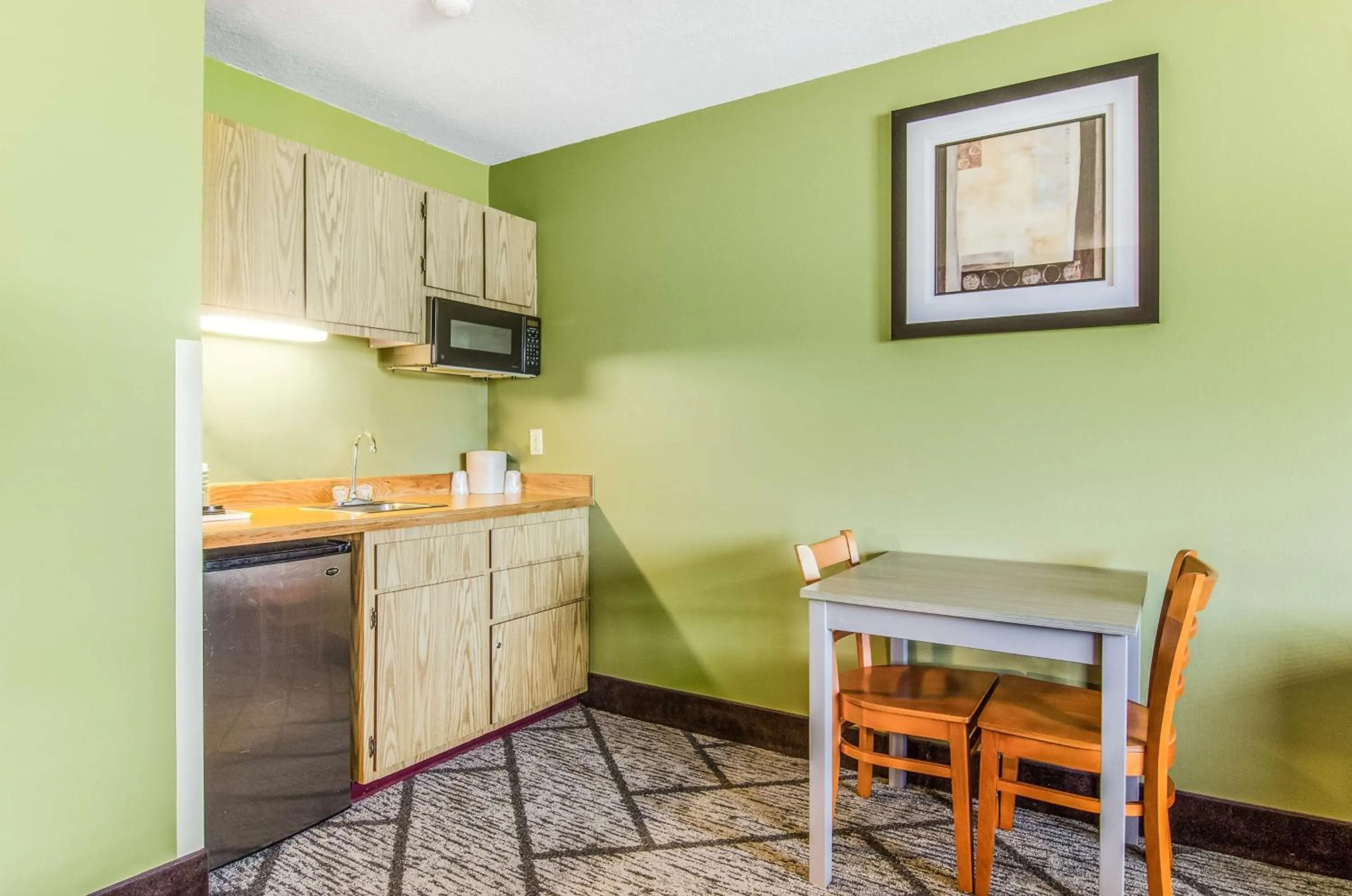 Kitchen or kitchenette in GuestHouse Inn & Suites Poulsbo