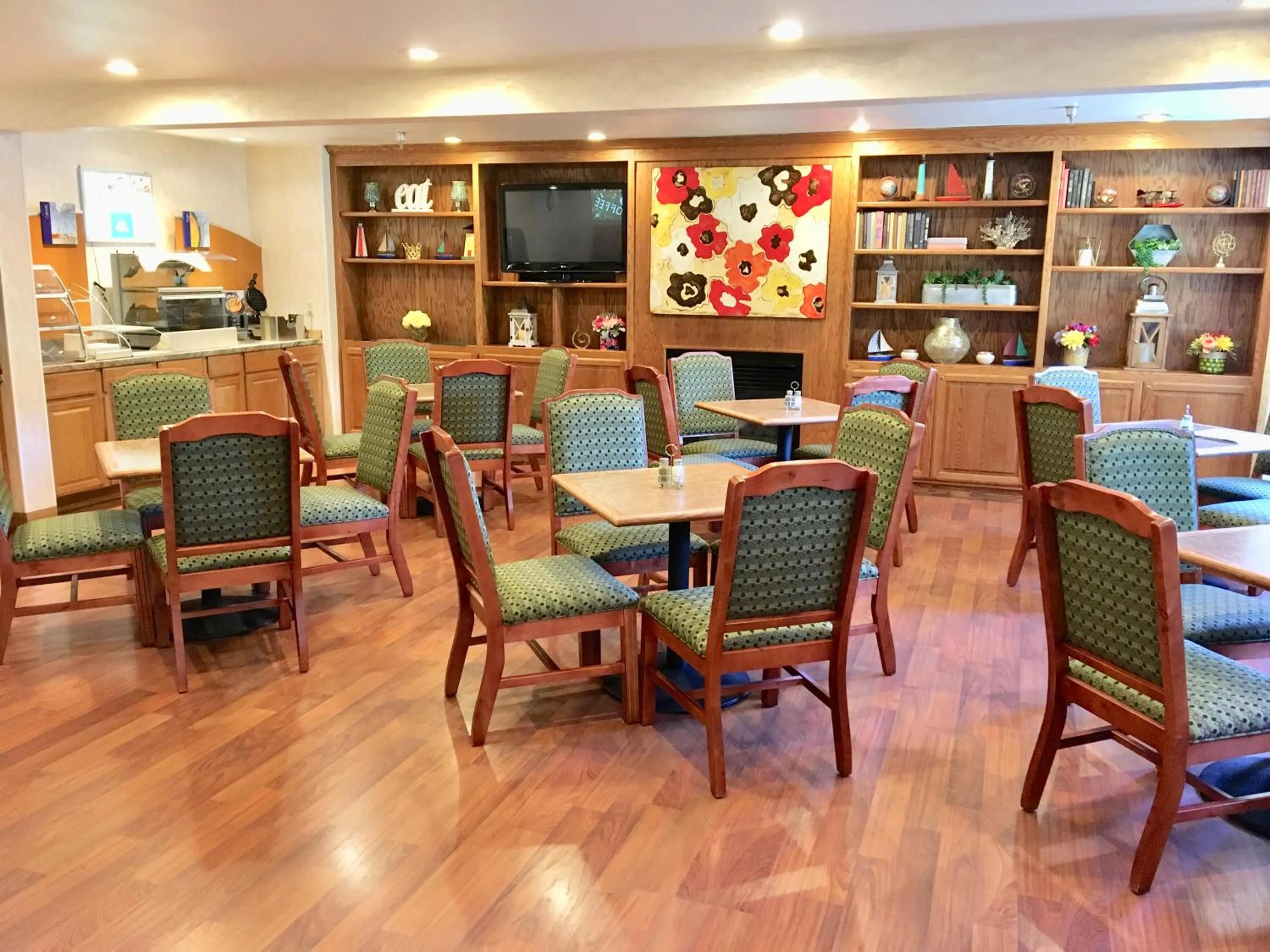 Continental breakfast in GuestHouse Inn & Suites Poulsbo