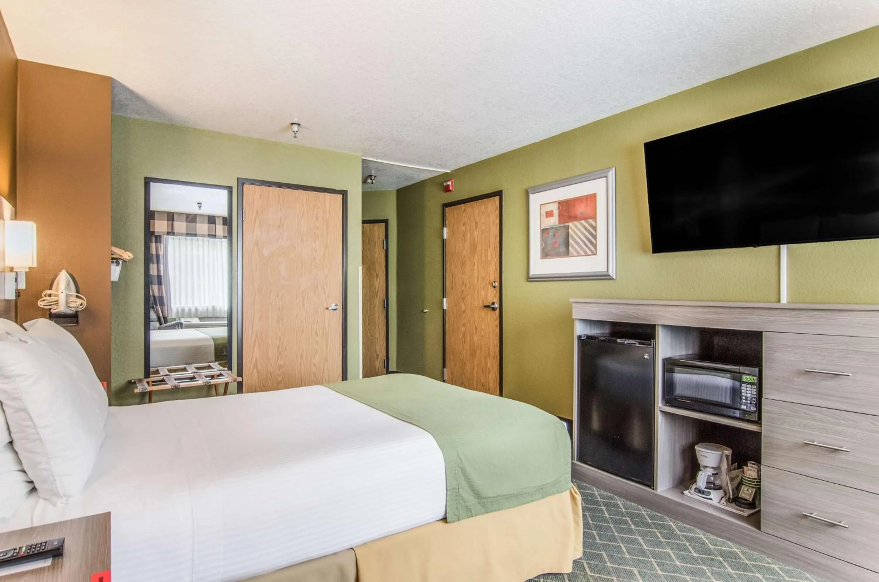 TV and multimedia, Bed in GuestHouse Inn & Suites Poulsbo