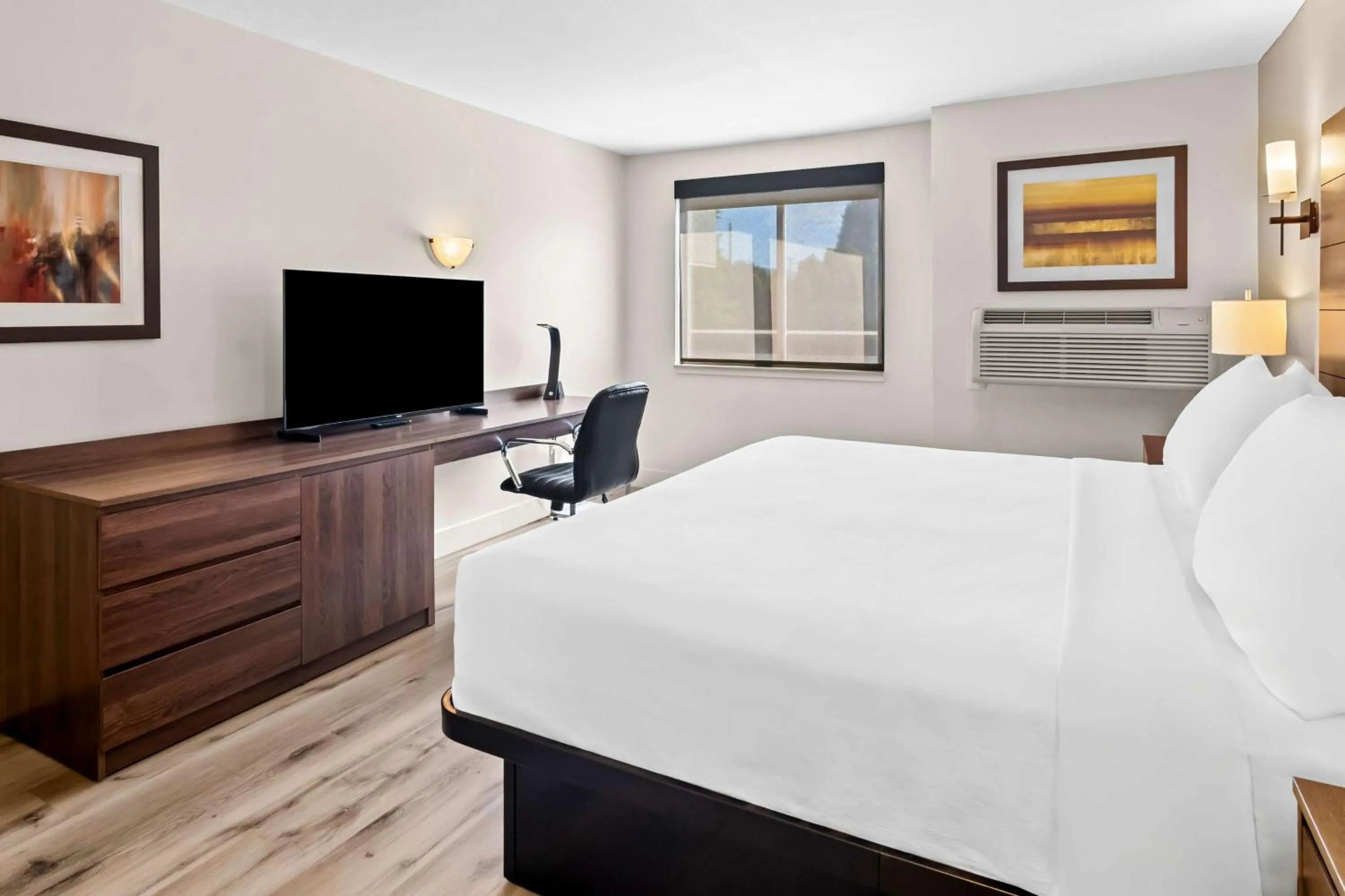 Bedroom, Bed in Best Western Maple Ridge