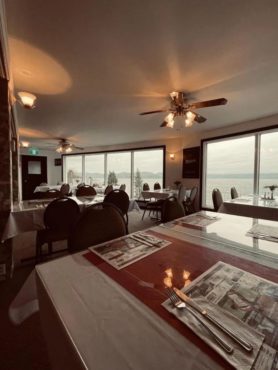 Dining area in Auberge de la Rivière Saguenay