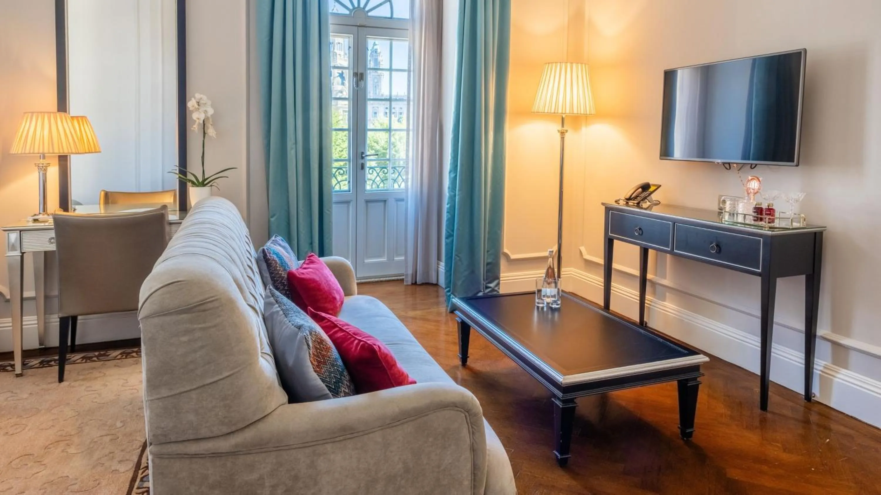 Photo of the whole room in InterContinental Porto - Palacio das Cardosas by IHG