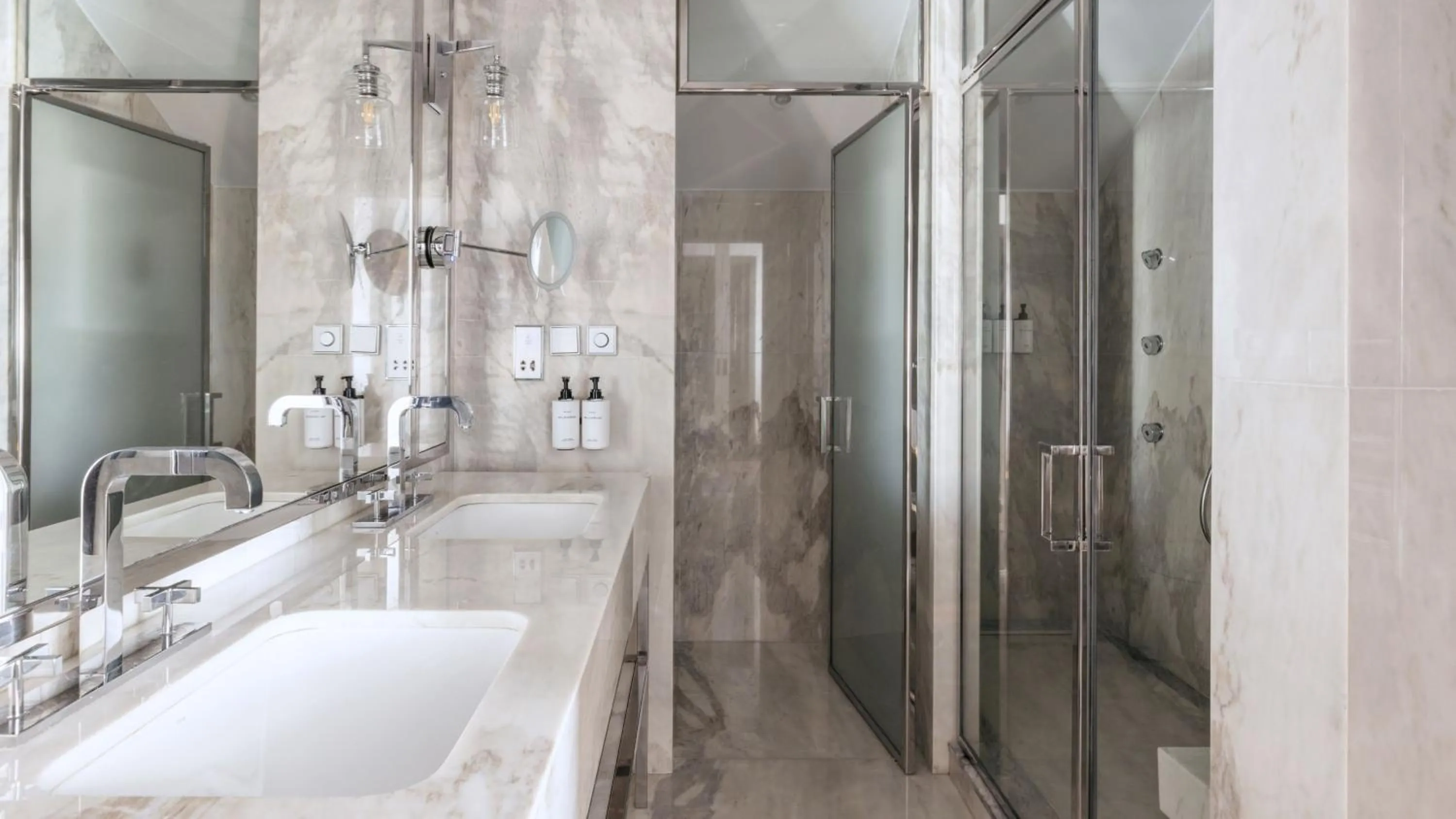 Photo of the whole room in InterContinental Porto - Palacio das Cardosas by IHG