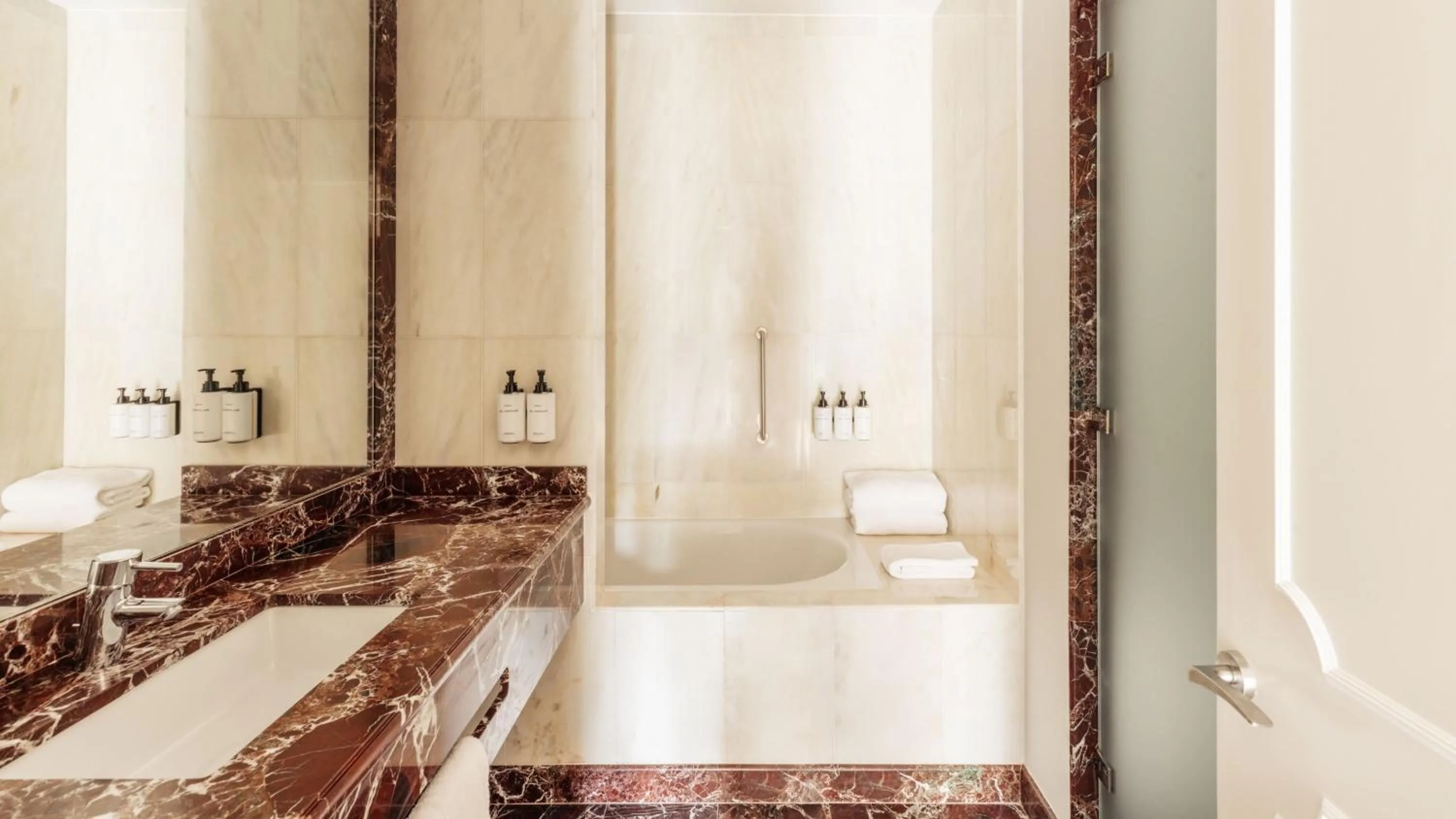 Photo of the whole room in InterContinental Porto - Palacio das Cardosas by IHG