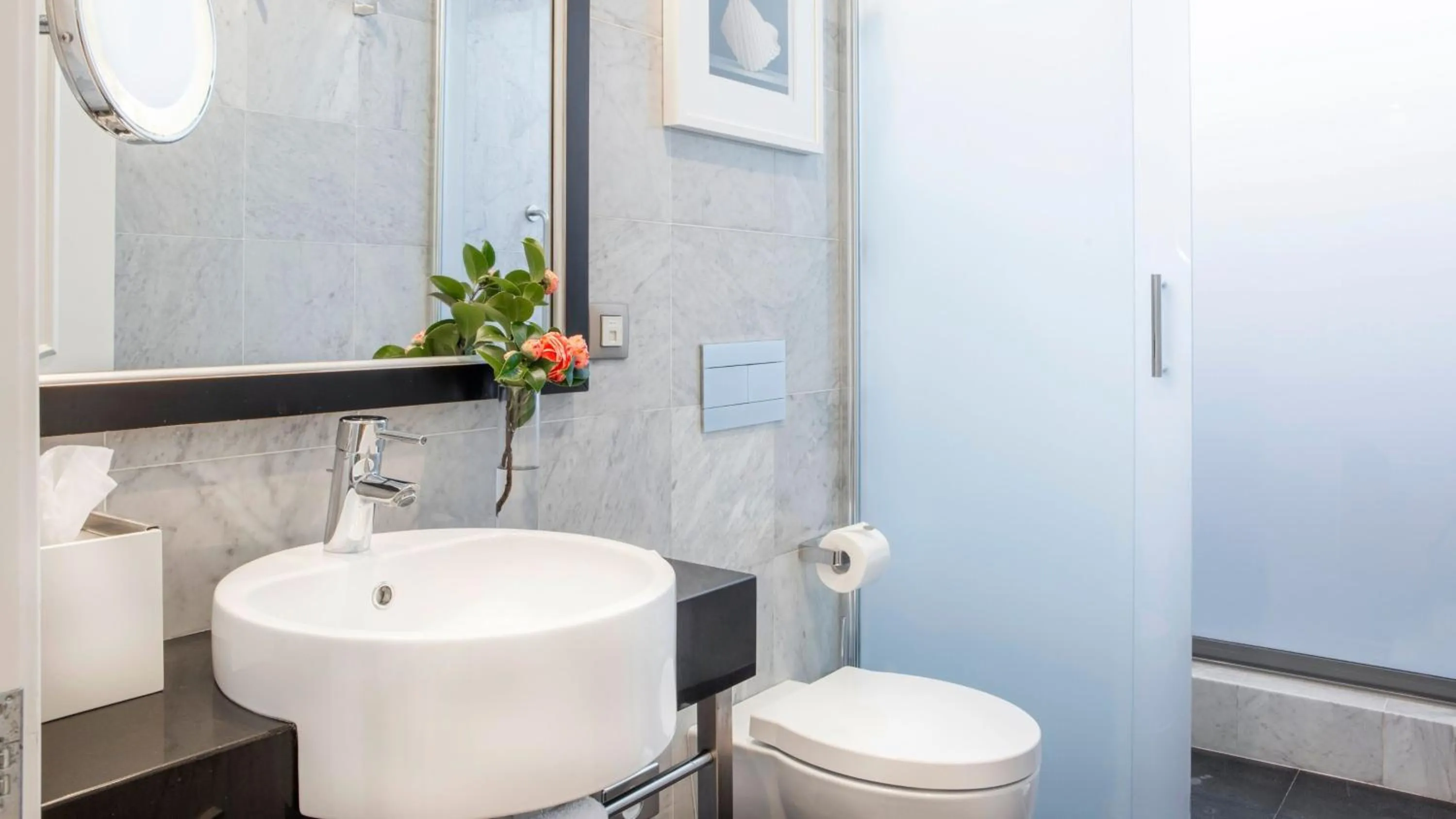 Photo of the whole room in InterContinental Porto - Palacio das Cardosas by IHG