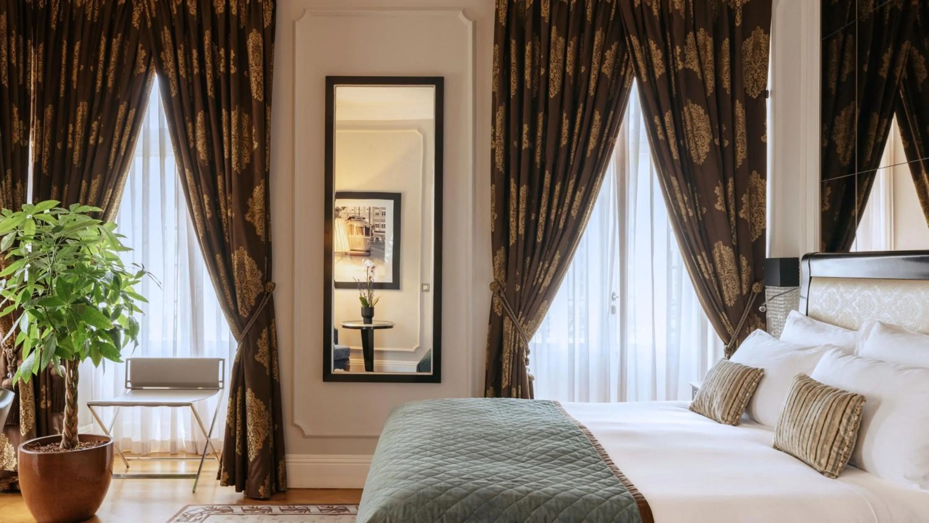 Property building, Bed in InterContinental Porto - Palacio das Cardosas by IHG