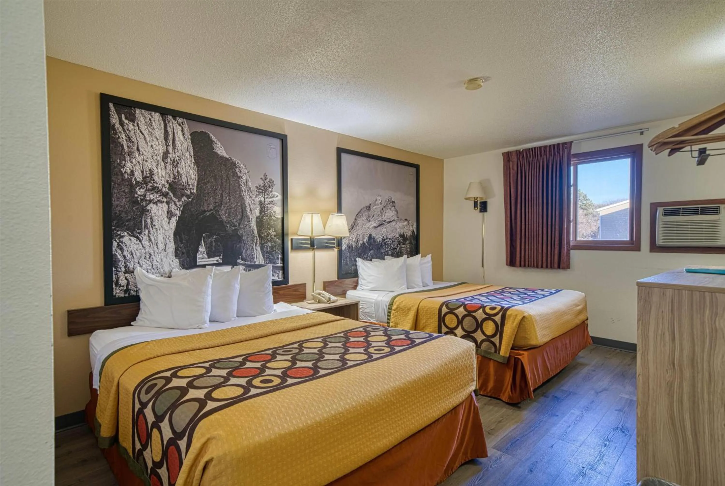 Photo of the whole room, Bed in Super 8 by Wyndham Hot Springs