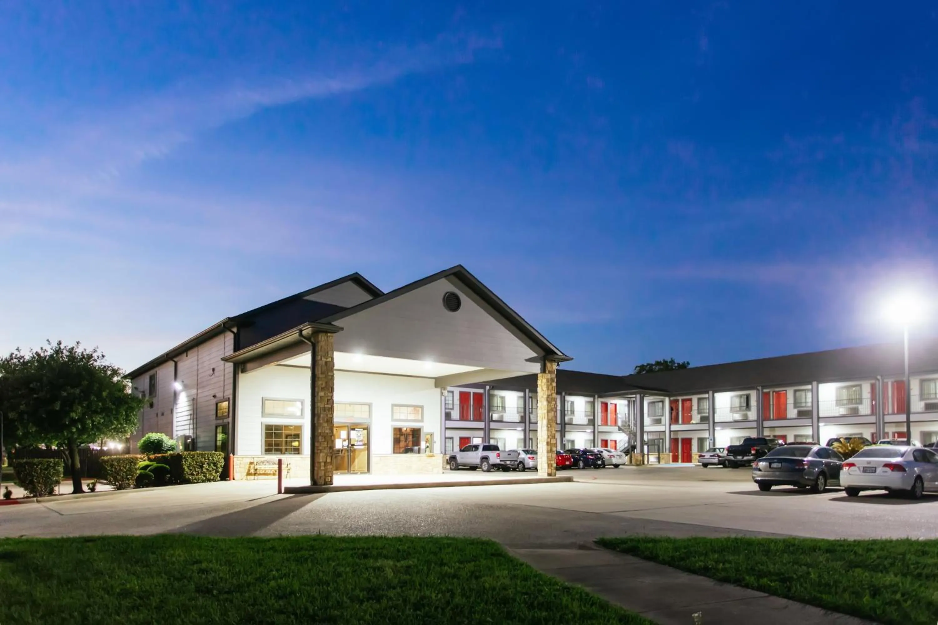 Property building in Palace Inn and Suites Baytown