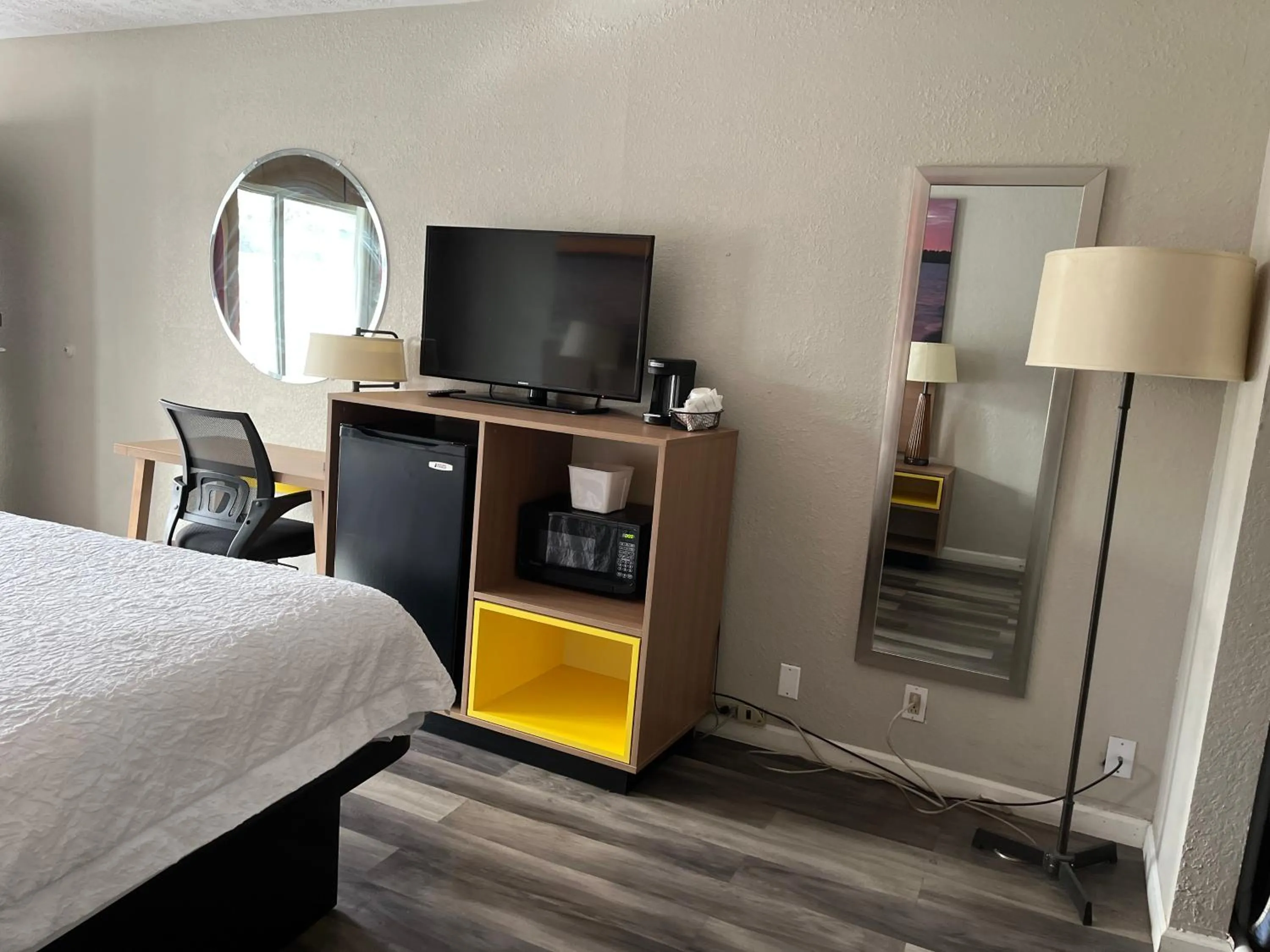 TV and multimedia, Bed in Days Inn & Suites by Wyndham Dayton North