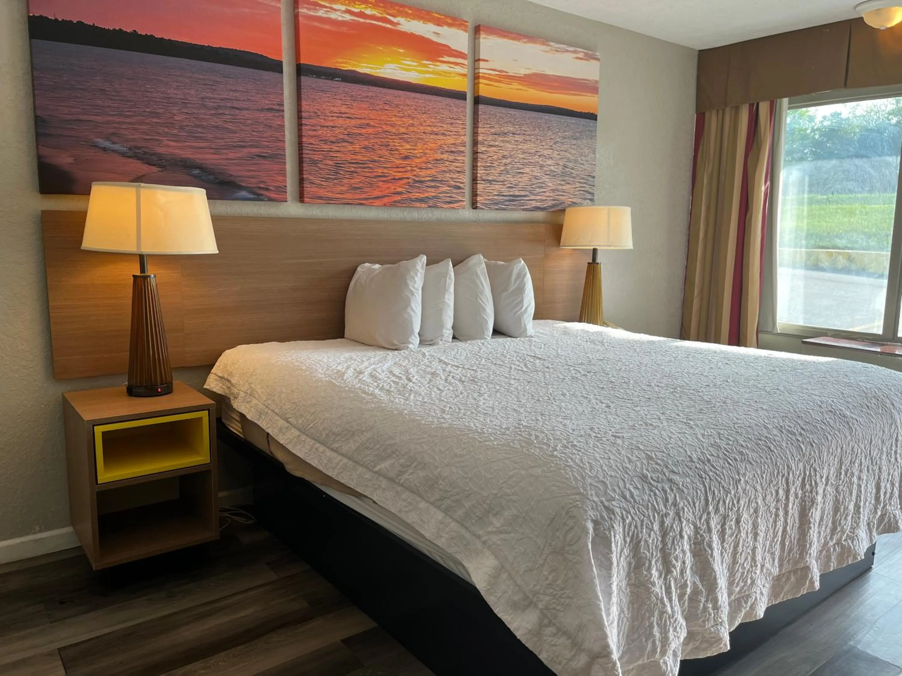 Bedroom, Bed in Days Inn & Suites by Wyndham Dayton North